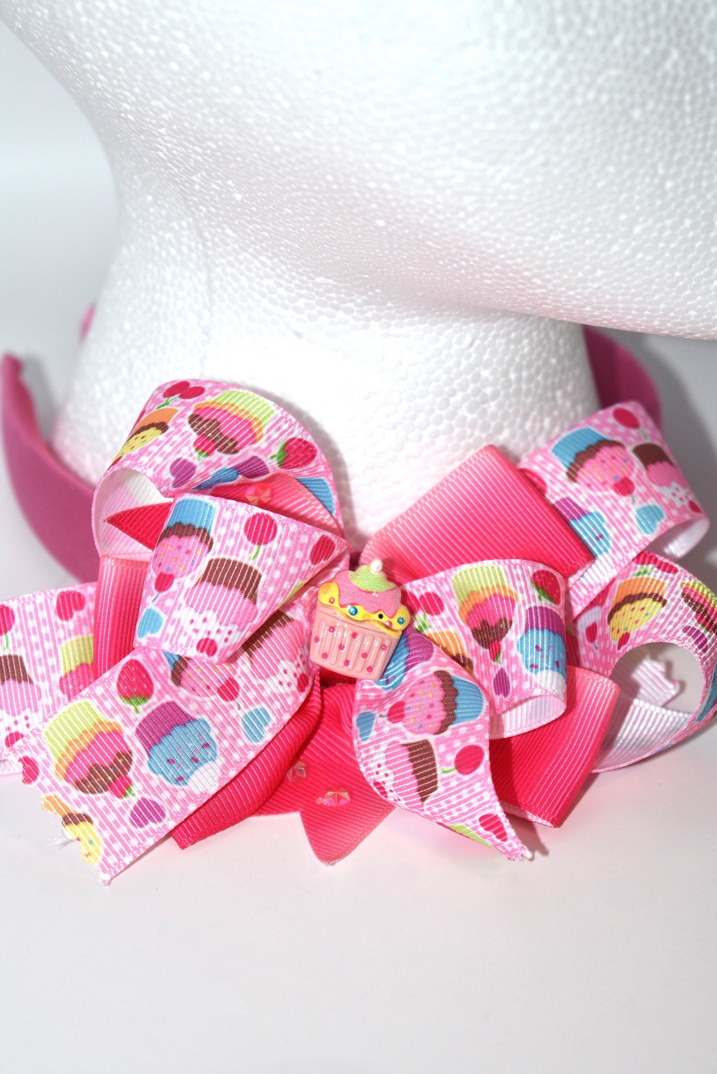 Sweet treat alert! 🧁 This adorable cupcake-themed headband is a must-have for dessert devotees everywhere. Wrapped in silky satin, the 2-inch band sits comfortably all day long without slipping or pinching. Top it off with the charming cupcake accent that adds the perfect finishing touch to any outfit. Whether you're a baker, a candy lover, or just someone who adores all things cute and whimsical, this playful accessory brings a sprinkle of joy to your everyday style. 🎀✨