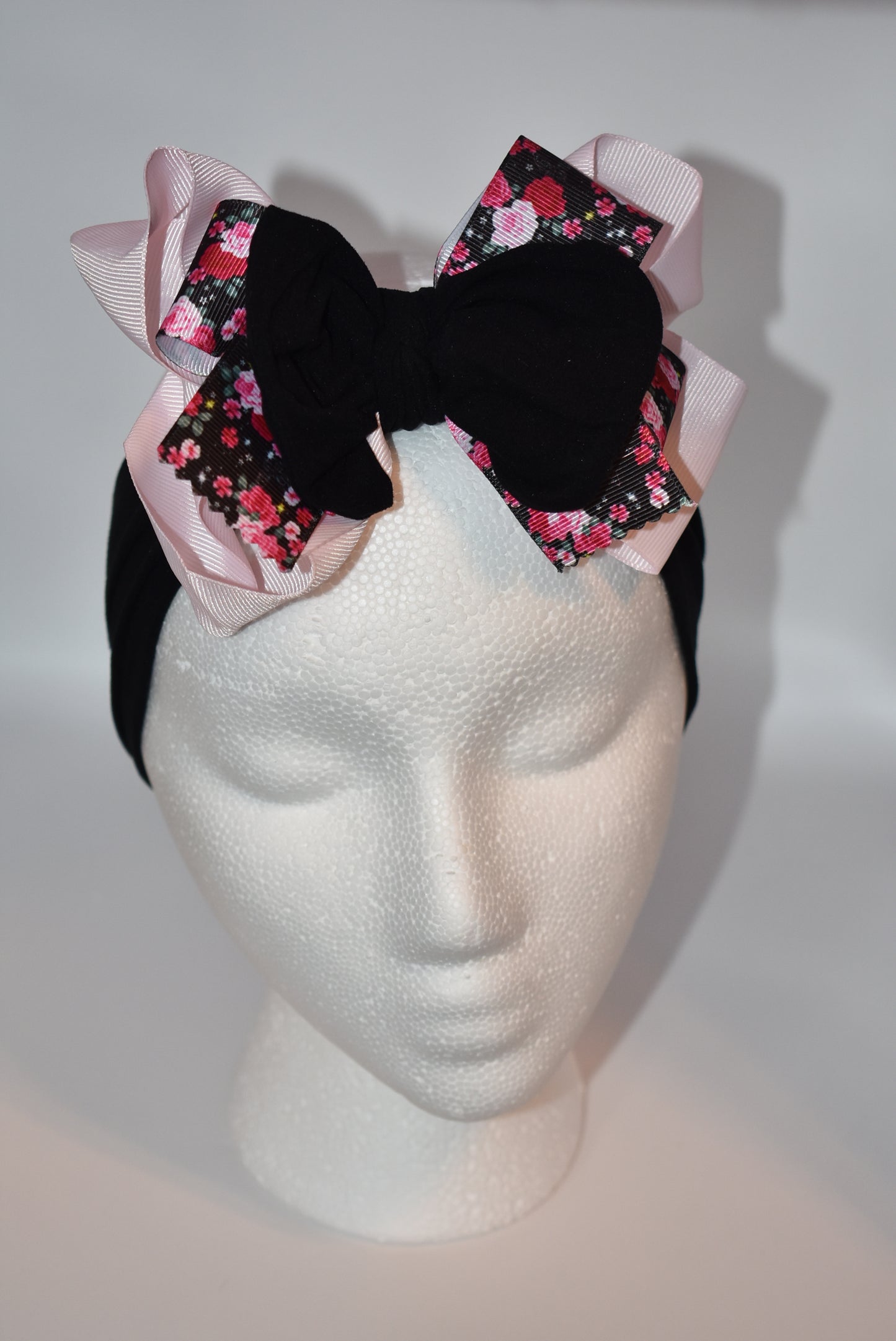 Add a splash of charm with this soft black and pink nylon headband featuring a lovely flower motif ribbon at the center 🌸. Its layered design brings extra beauty and fun, perfect for all ages! A unique, one-of-a-kind accessory to brighten up any outfit 🎀✨.