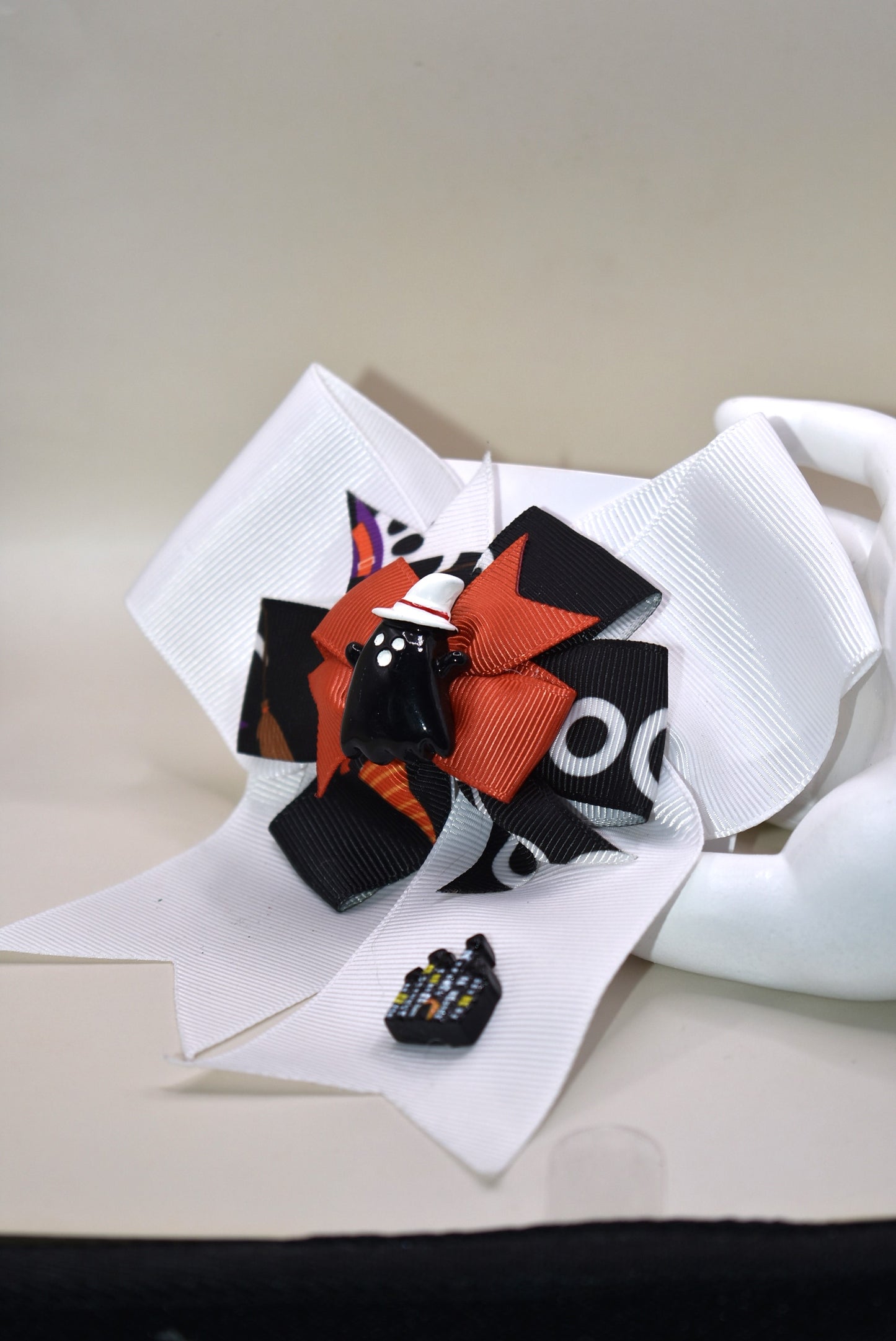 Add a sprinkle of spooky charm with this super fun white longer bow 🎀 featuring an adorable Halloween ribbon topped with the cutest black ghost 👻. The threaded clip makes it easy to wear and perfect for festive fun!