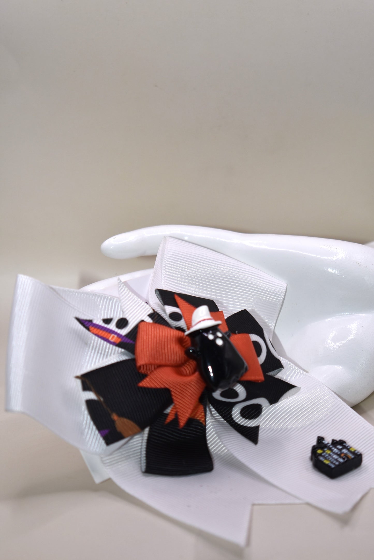 Add a sprinkle of spooky charm with this super fun white longer bow 🎀 featuring an adorable Halloween ribbon topped with the cutest black ghost 👻. The threaded clip makes it easy to wear and perfect for festive fun!
