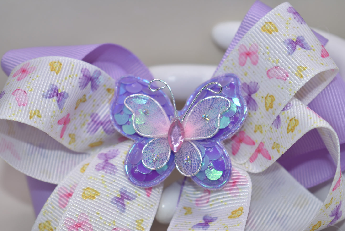 Delightful purple and pink butterflies 🦋 dance across this gorgeous bow! 🎀 Multiple layers of premium ribbon create a stunning design that's sure to turn heads! ✨ The wrapped alligator clip ensures this beauty stays securely in place all day long. 👧 Perfect for adding a touch of whimsy to any outfit! 💜💕