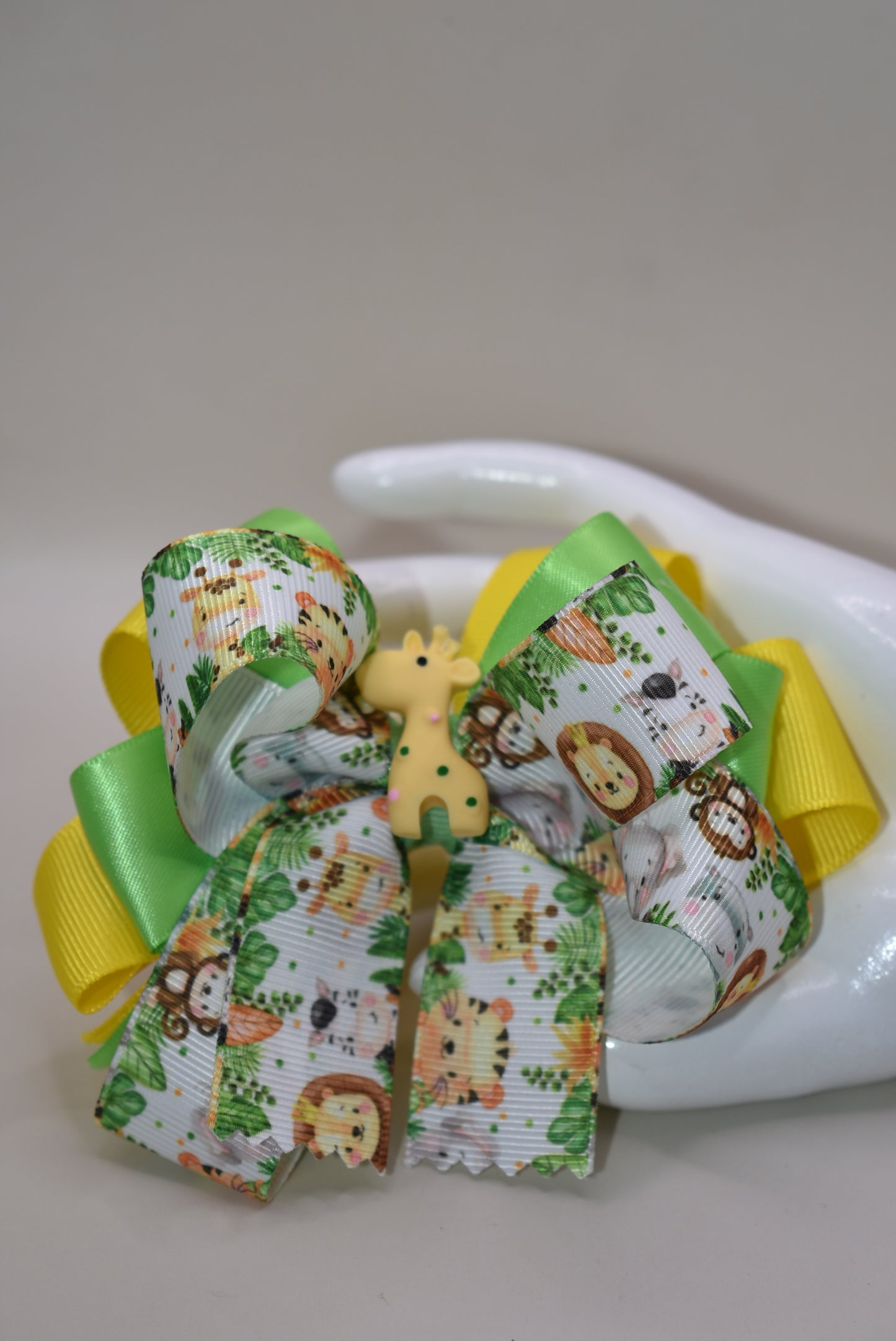 Jungle vibes alert! 🌿 This adorable bow features layers of grosgrain and satin ribbons topped with the cutest little giraffe ever! 🦒 Perfect for safari-loving little ones, the wrapped alligator clip ensures it stays put through all their wild adventures. Stylish, playful, and totally zoo-tiful! 🎀