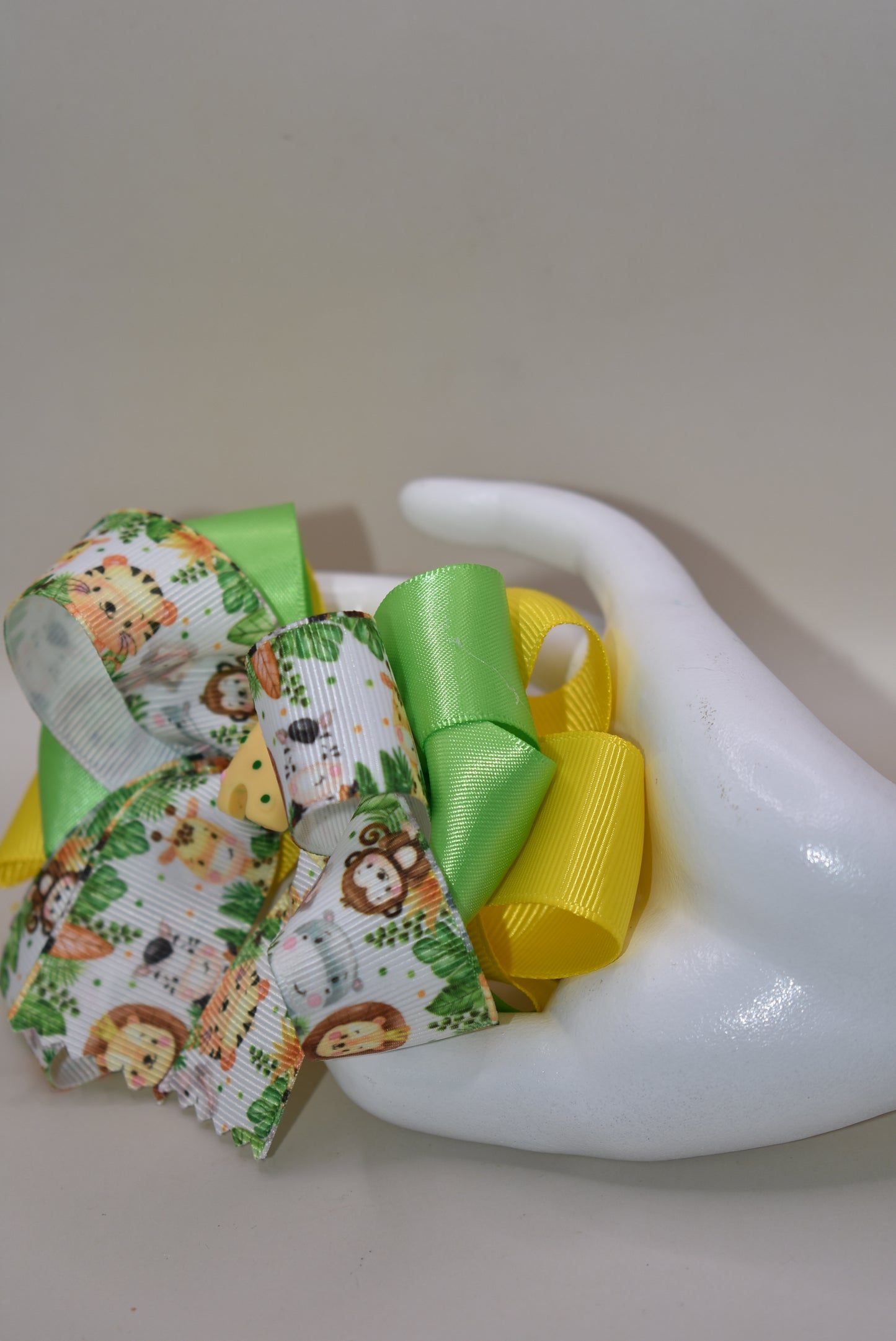 Jungle vibes alert! 🌿 This adorable bow features layers of grosgrain and satin ribbons topped with the cutest little giraffe ever! 🦒 Perfect for safari-loving little ones, the wrapped alligator clip ensures it stays put through all their wild adventures. Stylish, playful, and totally zoo-tiful! 🎀
