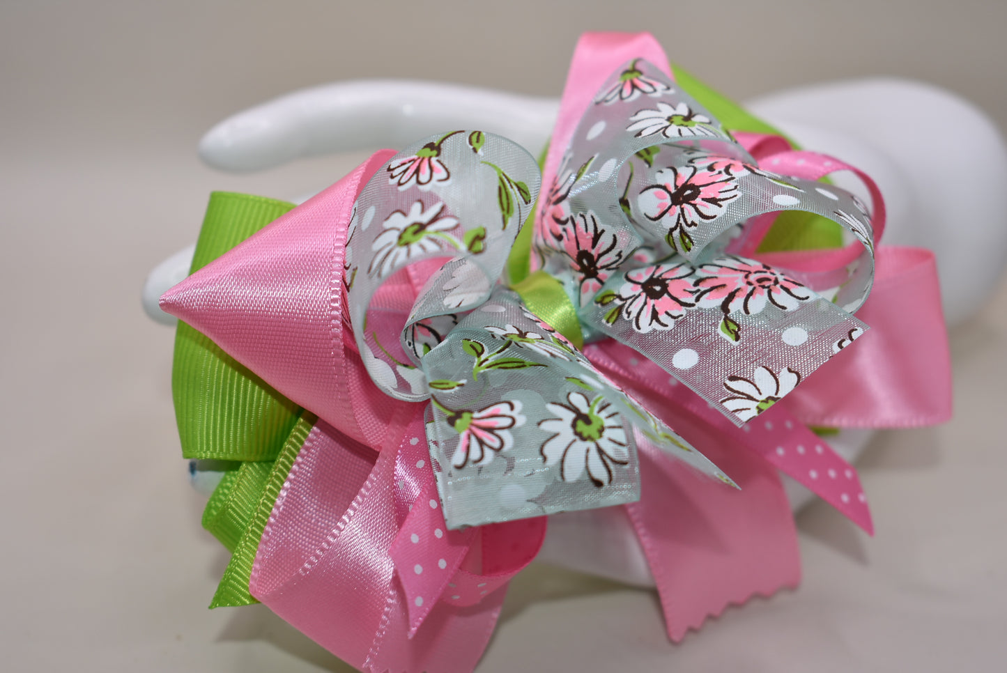 Add a splash of charm with Nana's Collection 106! 🌸 Delightful layers of silk, grosgrain, and organza ribbons in soft pinks and greens create a sweet, playful look. The delicate flower design on the organza ribbon adds an extra touch of whimsy 🌷. Finished with a wrapped alligator clip, it stays put all day for endless fun! 🎀✨