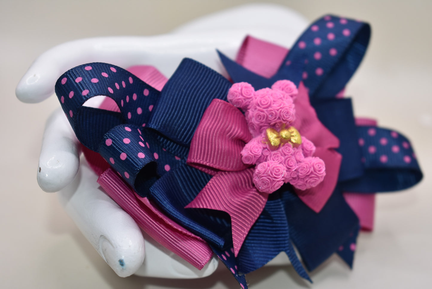 Calling all Teddy Bear lovers! 🧸 This adorable cutie from Nana's Collection 101 shines in a perfect mix of pink and navy blue. Made from high-quality grosgrain fabric, it’s soft and charming—guaranteed to steal your heart! 💖 Plus, the wrapped alligator clip on the back ensures comfy, all-day wear wherever you go. Clip it, love it, and let the fun begin! 🎀🐻