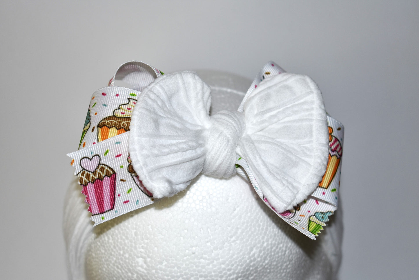 Add a sprinkle of sweetness with this wide white headband featuring a playful cupcake ribbon motif 🎂🍭! Perfect for all ages, this one-of-a-kind accessory brings fun and charm to any outfit. Embrace cupcake heaven and stand out wherever you go! 🎀✨