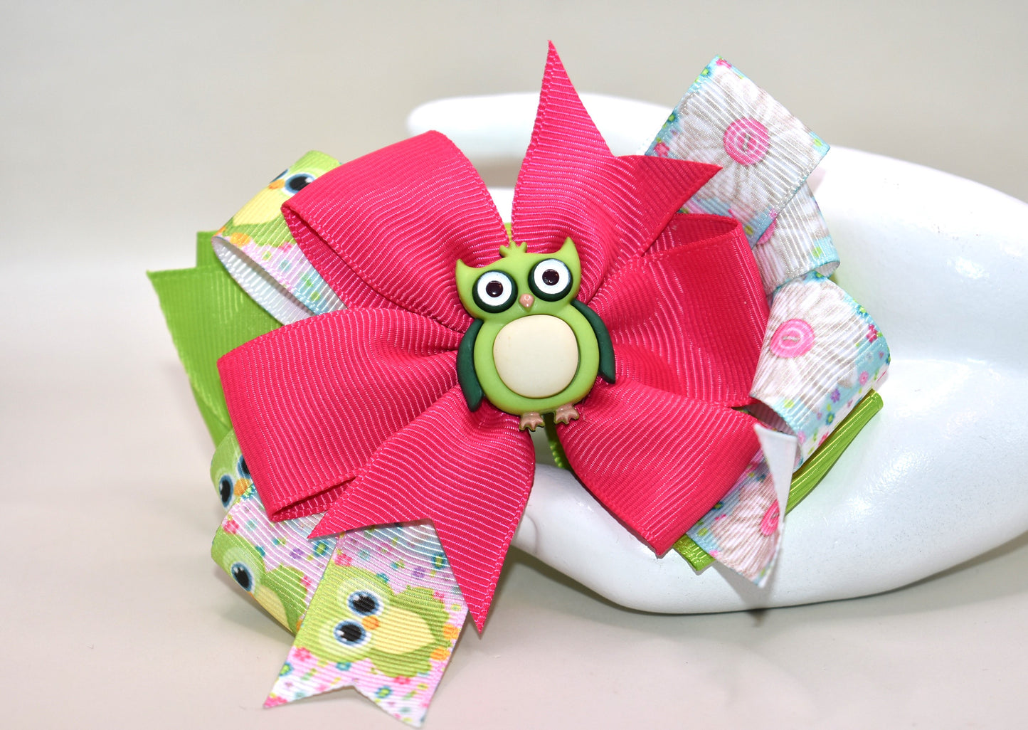 Add a splash of whimsy with this adorable owl motif alligator clip! 🎀 Featuring layers of fun owl-themed ribbon in cheerful pink and green, it’s perfect for brightening any outfit. The gently wrapped clip ensures comfortable all-day wear without slipping. 🦉✨ A playful accessory that’s as charming as it is practical!