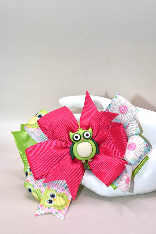 Add a splash of whimsy with this adorable owl motif alligator clip! 🎀 Featuring layers of fun owl-themed ribbon in cheerful pink and green, it’s perfect for brightening any outfit. The gently wrapped clip ensures comfortable all-day wear without slipping. 🦉✨ A playful accessory that’s as charming as it is practical!