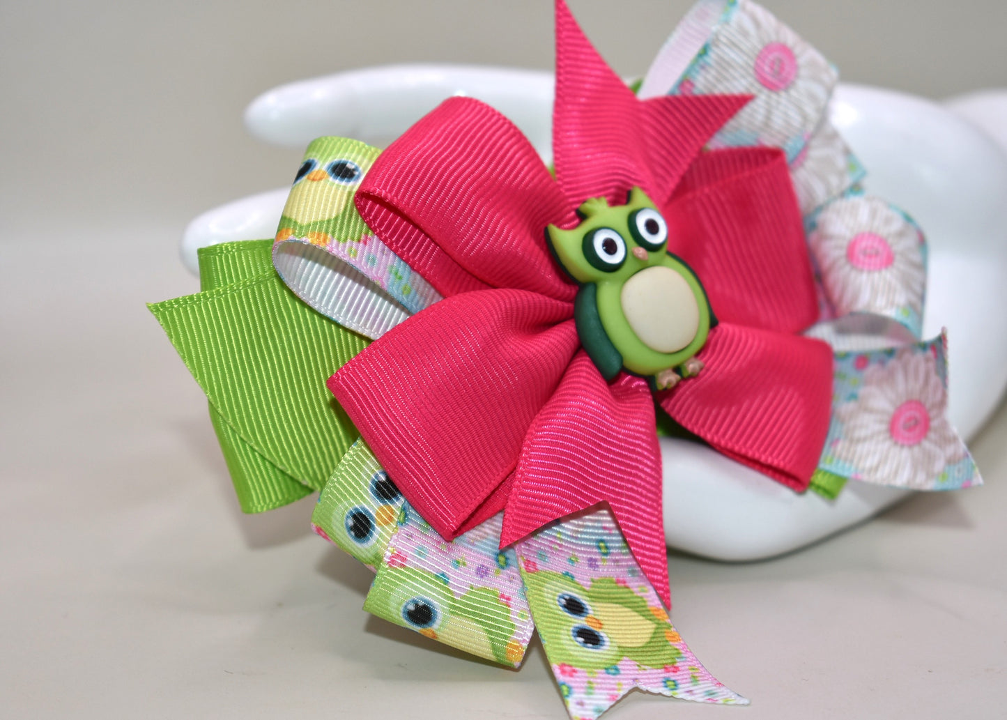 Add a splash of whimsy with this adorable owl motif alligator clip! 🎀 Featuring layers of fun owl-themed ribbon in cheerful pink and green, it’s perfect for brightening any outfit. The gently wrapped clip ensures comfortable all-day wear without slipping. 🦉✨ A playful accessory that’s as charming as it is practical!