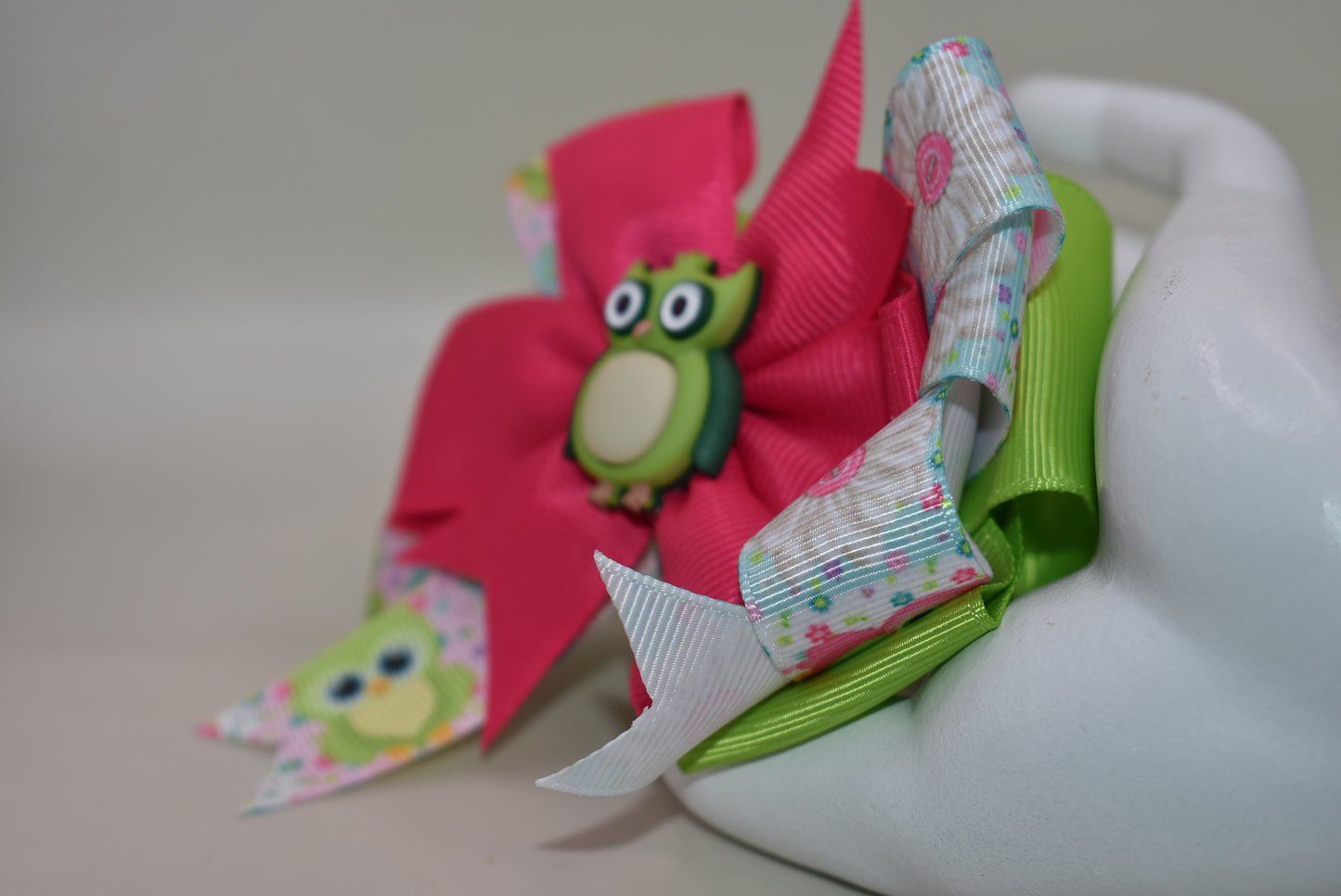 Add a splash of whimsy with this adorable owl motif alligator clip! 🎀 Featuring layers of fun owl-themed ribbon in cheerful pink and green, it’s perfect for brightening any outfit. The gently wrapped clip ensures comfortable all-day wear without slipping. 🦉✨ A playful accessory that’s as charming as it is practical!