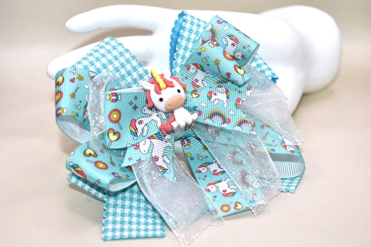 Add a touch of magic with this adorable unicorn motif 🦄, featuring layers and layers of pretty ribbon that sparkle in every twirl ✨. Perfect for your little girl, this clip is wrapped with a comfortable alligator clip to keep her hair flawless all day long 💖. She’ll fall in love with this charming, playful accessory made just for her! 🌈🎀