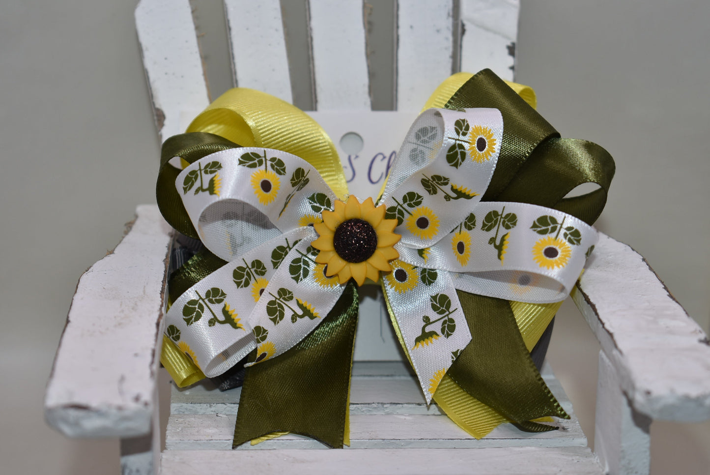 Brighten any day with this pretty olive green ribbon hair clip adorned with a super cute sunflower charm 🌻. Featuring layers and layers of lovely ribbon, it wraps comfortably around a secure alligator clip. Perfect for the little sunflower lover who wants to shine with playful style! 🌞