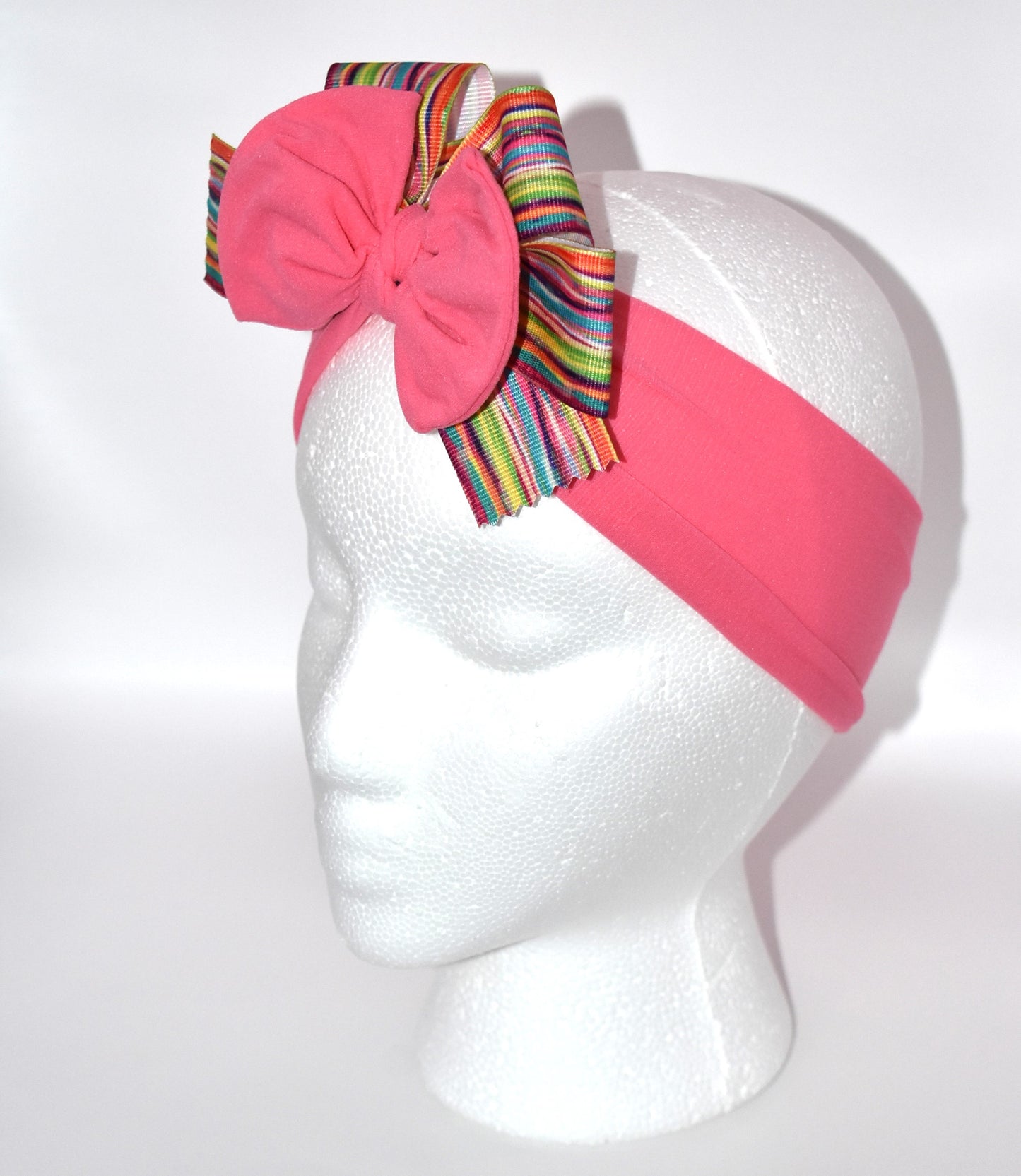 Add a splash of fun to your style with this pretty pink, soft, and wide headband 🌸! Featuring a lively multi-colored motif, it's perfect for any outfit and every age 🎨✨. Don’t miss out—grab this one-of-a-kind wrapped headband before it’s gone! 💖🎀