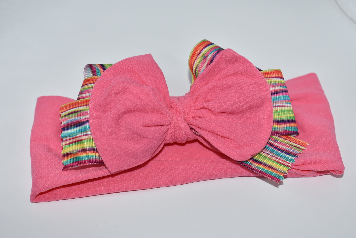 Add a splash of fun to your style with this pretty pink, soft, and wide headband 🌸! Featuring a lively multi-colored motif, it's perfect for any outfit and every age 🎨✨. Don’t miss out—grab this one-of-a-kind wrapped headband before it’s gone! 💖🎀