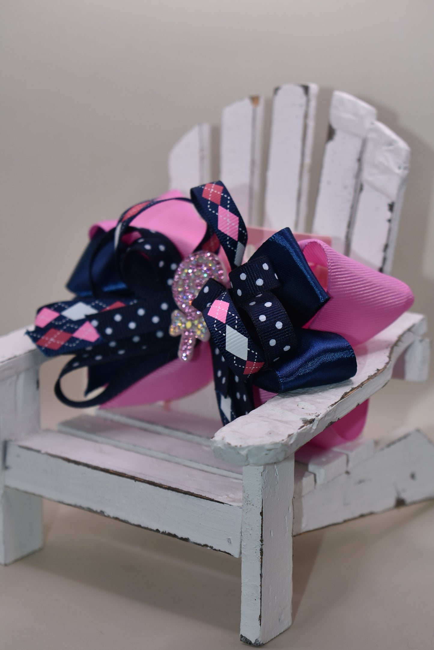 Add a pop of fun with this playful bow from Nana's Collection! Layers of pretty blue and pink ribbons create a charming swirl topped with a sparkling candy embellishment that’s sure to catch the eye 🍬✨. Perfect for adding a little extra sparkle to any outfit, it stays put all day thanks to a handy wrapped alligator clip. Sweet style made easy! 🎀