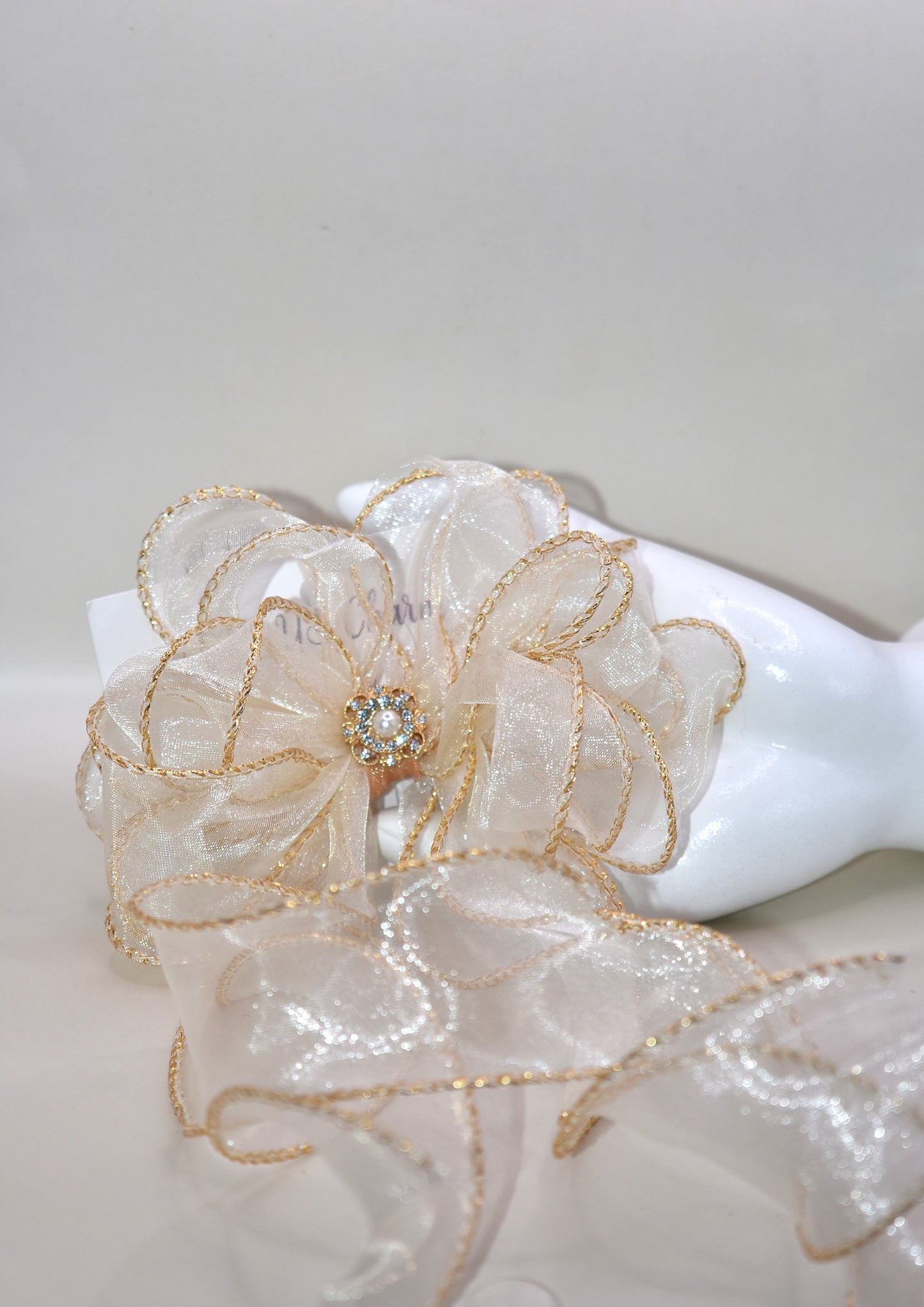 Elevate your ensemble with the Long Tail Collection bow, featuring elegant gold fish tail edging and a stunning gold gem accent. This refined accessory is perfect for any special occasion and suits all ages with its timeless appeal. The alligator-wrapped clip ensures a secure and comfortable fit, adding a subtle touch of sophistication to your look.