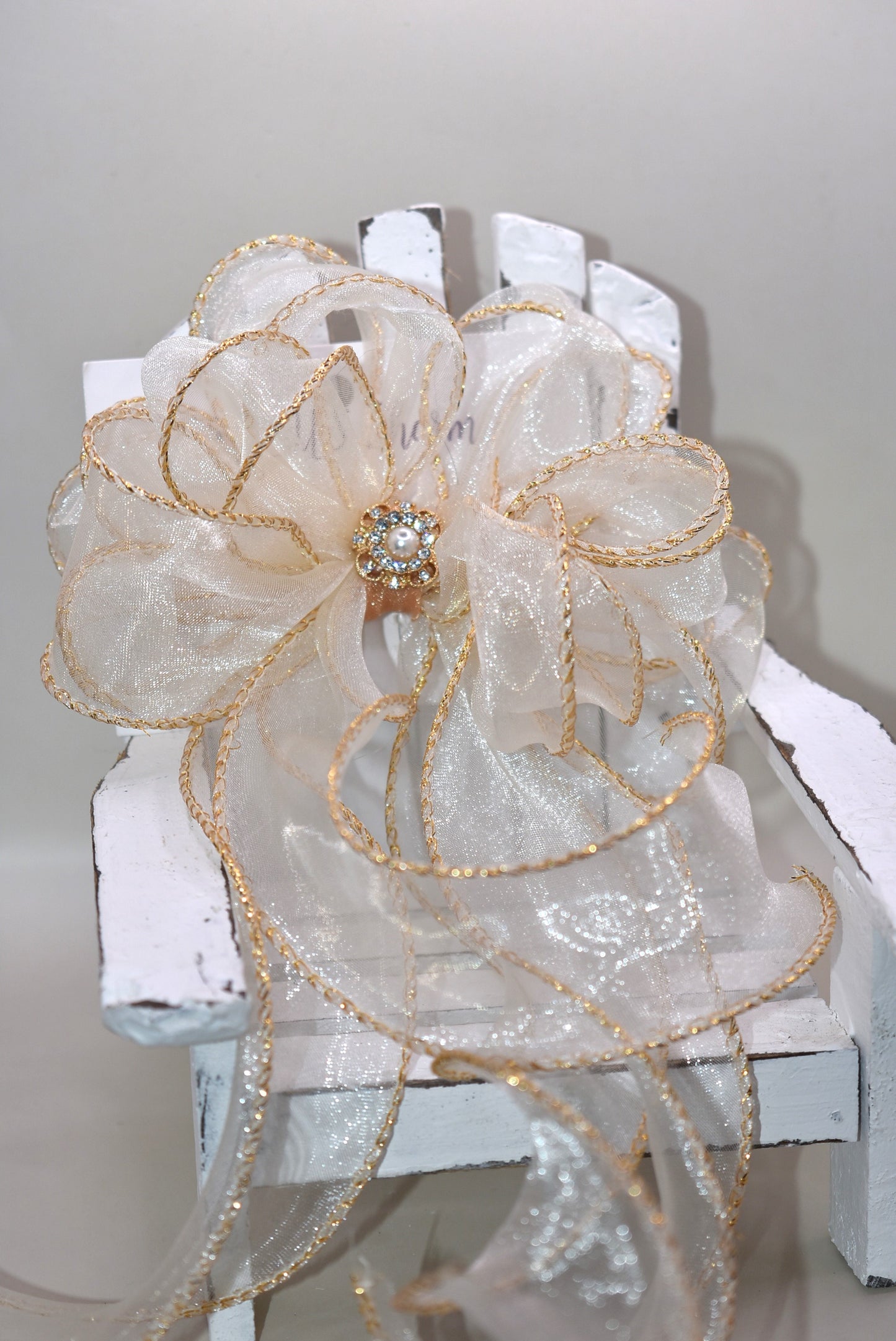 Elevate your ensemble with the Long Tail Collection bow, featuring elegant gold fish tail edging and a stunning gold gem accent. This refined accessory is perfect for any special occasion and suits all ages with its timeless appeal. The alligator-wrapped clip ensures a secure and comfortable fit, adding a subtle touch of sophistication to your look.