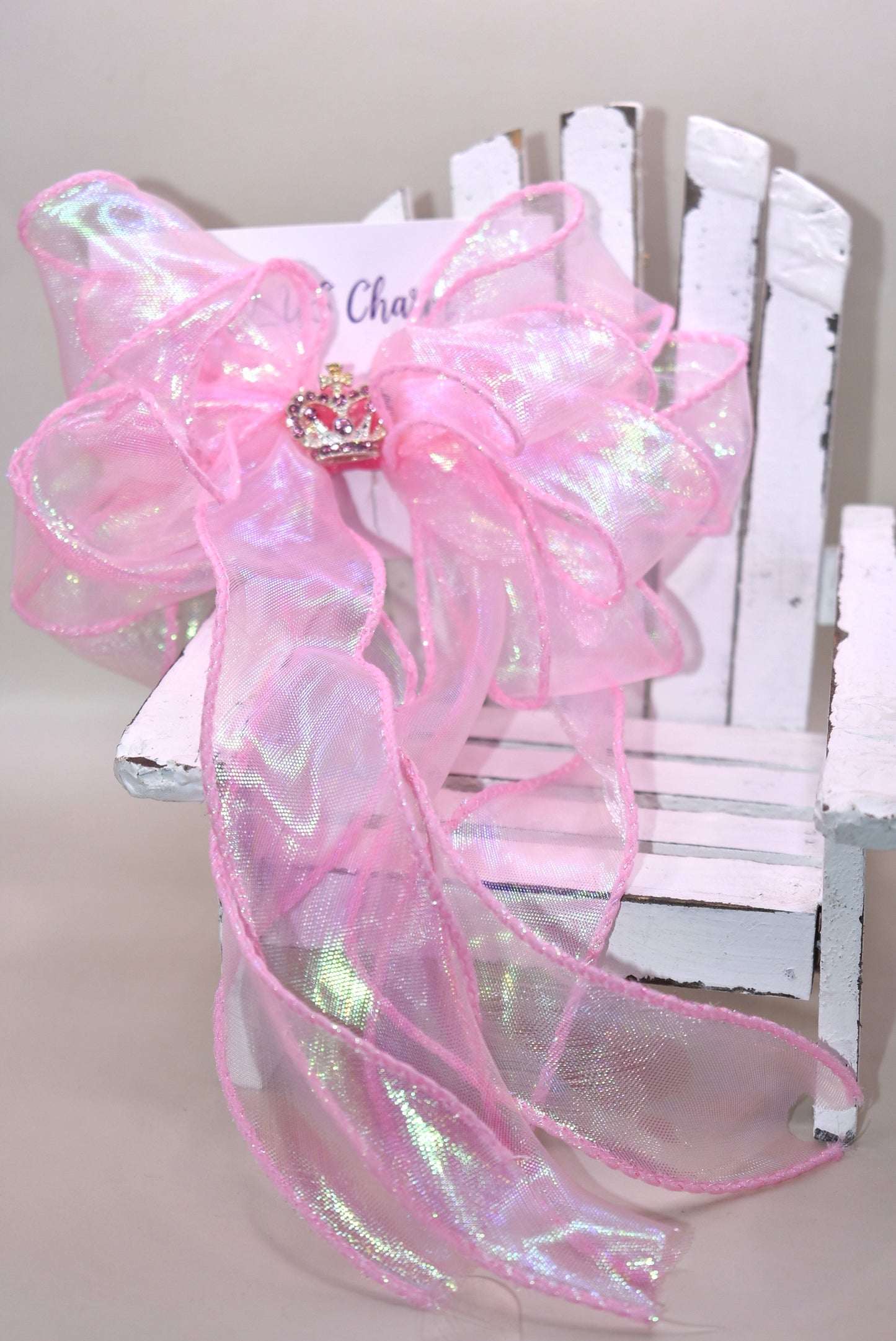 Add a touch of elegance to any little princess’s ensemble with this baby pink fishtail organza accessory. Featuring a delicate pink gem crown atop, it is securely fastened with a wrapped pink alligator clip for comfortable wear. Its long, graceful design complements every royal occasion beautifully. 👑✨🎀