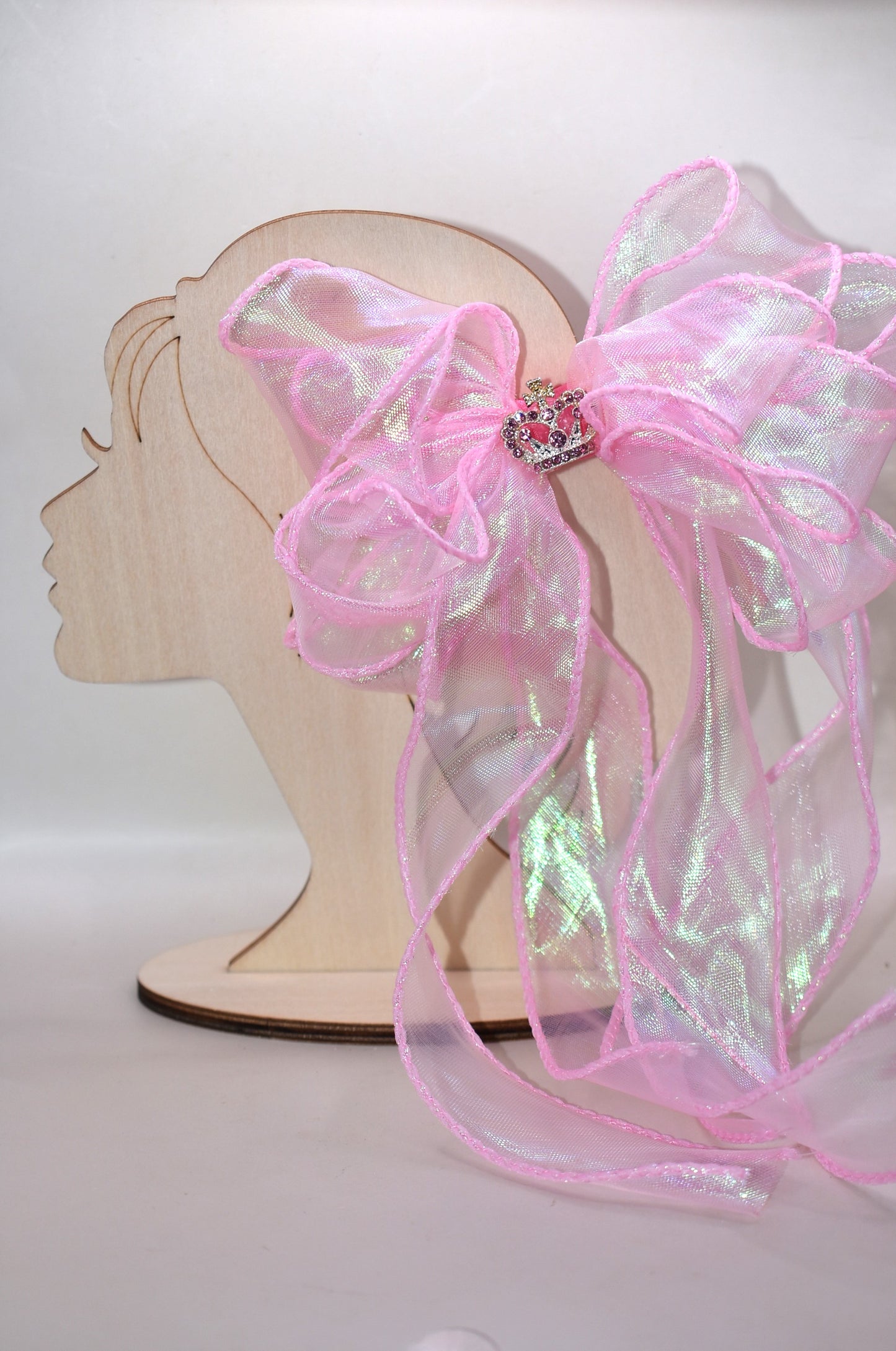 Add a touch of elegance to any little princess’s ensemble with this baby pink fishtail organza accessory. Featuring a delicate pink gem crown atop, it is securely fastened with a wrapped pink alligator clip for comfortable wear. Its long, graceful design complements every royal occasion beautifully. 👑✨🎀