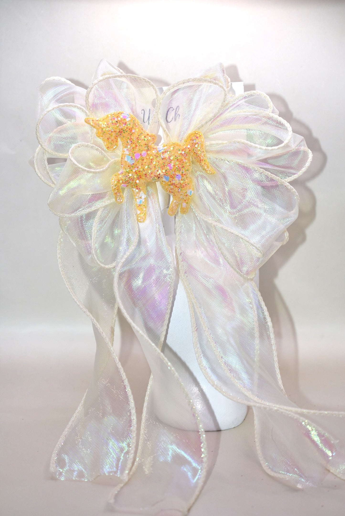Brighten your day with the Long Tail Collection 13! 💛 This playful yellow fish tail ribbon shines with a sparkling yellow glitter horse on top 🐴✨. The wrapped alligator clip on the back makes it easy to wear and keeps your style on point. Get ready to fall head over heels for this cheerful beauty! 🎀🐎