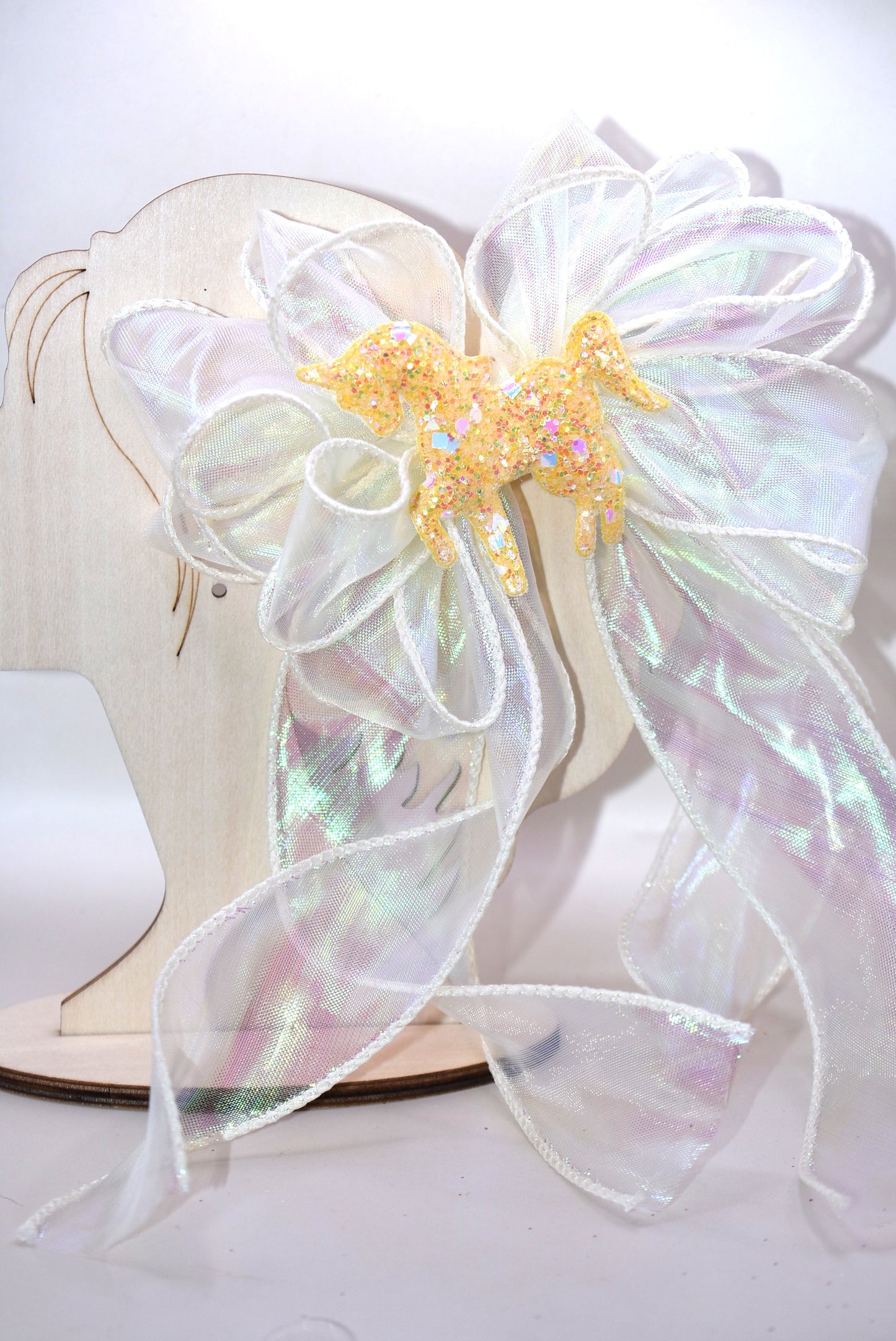 Brighten your day with the Long Tail Collection 13! 💛 This playful yellow fish tail ribbon shines with a sparkling yellow glitter horse on top 🐴✨. The wrapped alligator clip on the back makes it easy to wear and keeps your style on point. Get ready to fall head over heels for this cheerful beauty! 🎀🐎