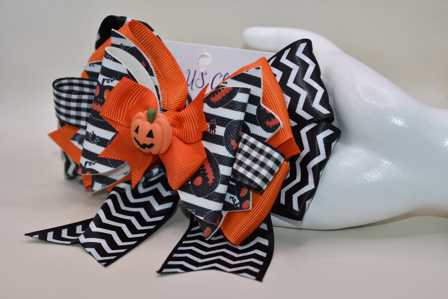 Get ready for spooky fun with this Halloween bow! 🎃 Layers of vibrant ribbon and faux leather create a wild, playful look that’s perfect for the season. The wrapped alligator clip ensures a comfy, secure fit, while the adorable pumpkin charm on top adds the perfect festive touch. Trick or treat in style! 👻✨