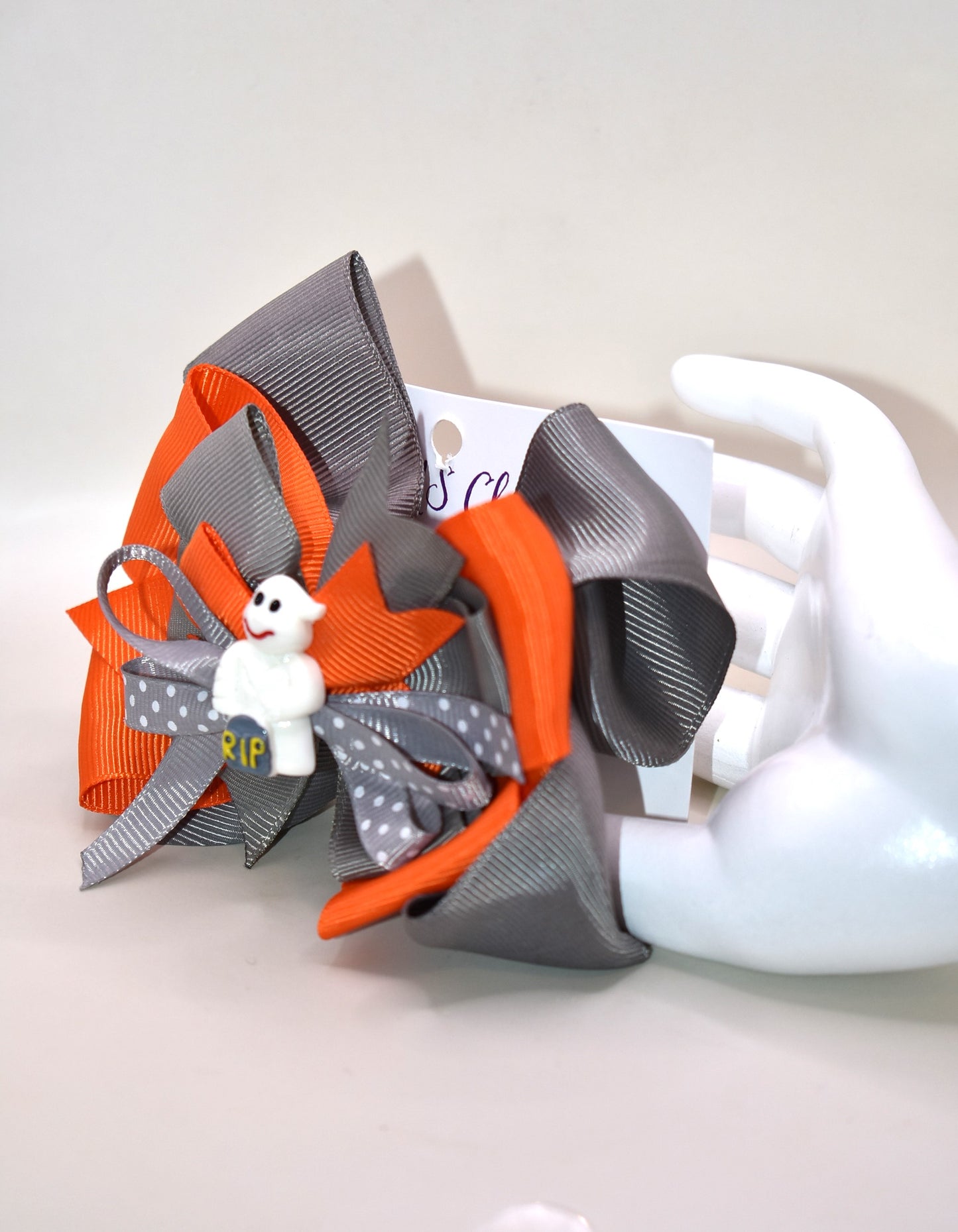 Get into the Halloween spirit with this adorable orange and grey ribbon π topped with the cutest white ghost charm π»! Perfect for adding a festive touch to any outfit, itβs easy to wear thanks to the alligator clip on the back π§‘π€. Spookily stylish and super fun!