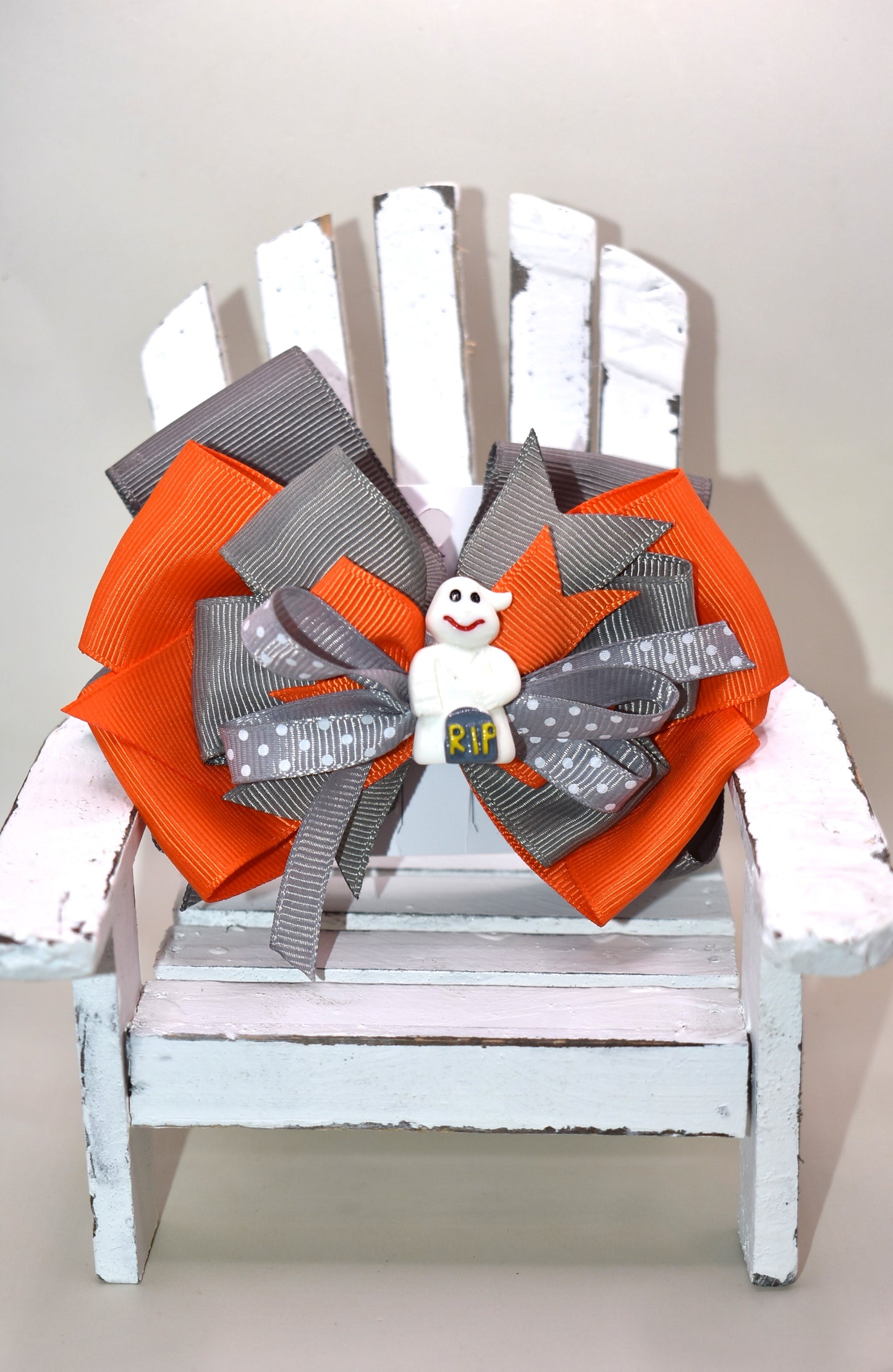 Get into the Halloween spirit with this adorable orange and grey ribbon π topped with the cutest white ghost charm π»! Perfect for adding a festive touch to any outfit, itβs easy to wear thanks to the alligator clip on the back π§‘π€. Spookily stylish and super fun!