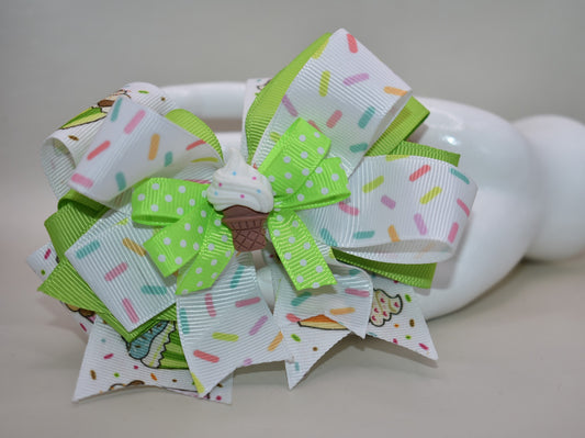 Sweet treats meet style! 🧁✨ This adorable cupcake charm features layers of fun with colorful sprinkle ribbons that bring the party wherever you go. The charming cupcake sits proudly on top, ready to brighten your day. Secured with a wrapped alligator clip, it stays put through all your adventures. Perfect for adding a sprinkle of joy to your hair! 🎀🌈