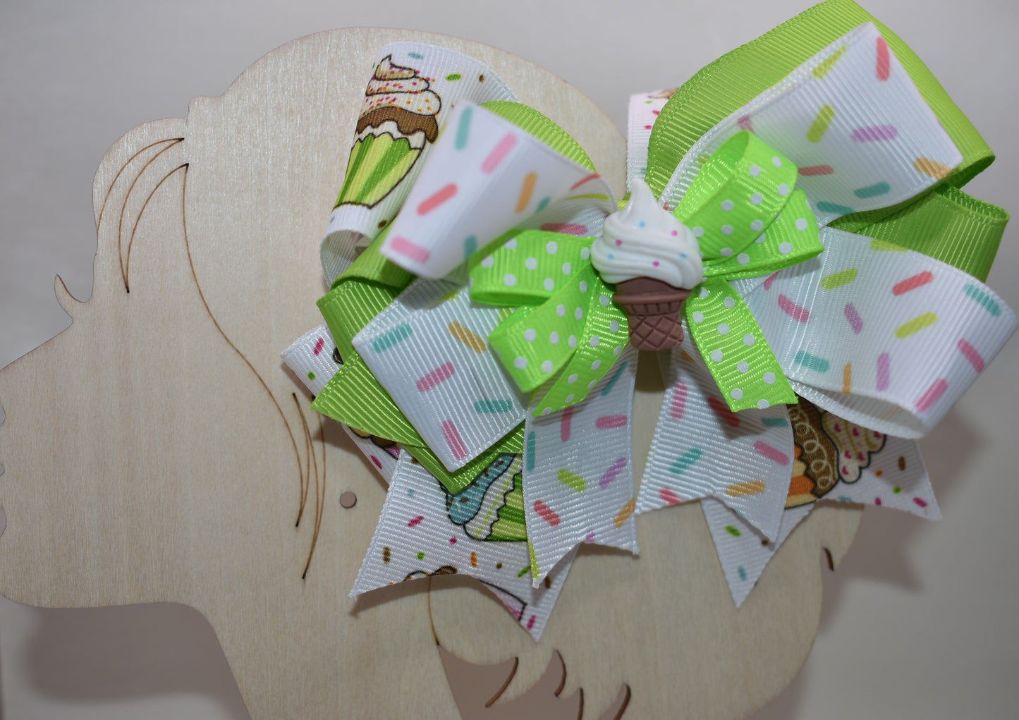 Sweet treats meet style! 🧁✨ This adorable cupcake charm features layers of fun with colorful sprinkle ribbons that bring the party wherever you go. The charming cupcake sits proudly on top, ready to brighten your day. Secured with a wrapped alligator clip, it stays put through all your adventures. Perfect for adding a sprinkle of joy to your hair! 🎀🌈