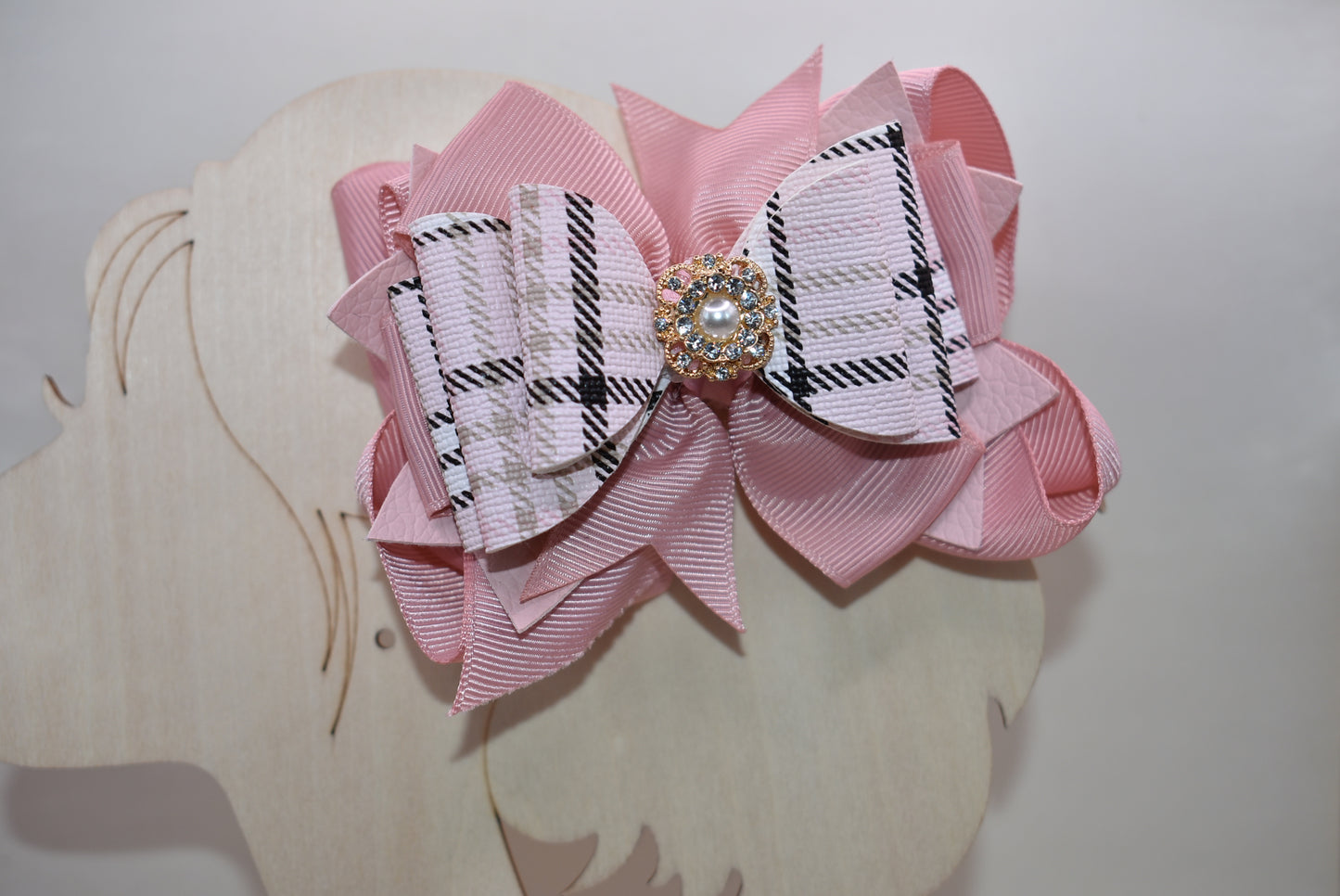 ✨ This charming bow brings instant elegance to any hairstyle! Featuring a gorgeous blush and black mixed plaid faux leather design with delicate ribbon layers underneath, it's topped with a sparkly gem and pearl charm for that extra touch of glamour. ✨ The secure alligator clip keeps it perfectly in place all day long. Whether you're dressing up for a special occasion or adding flair to your everyday look, this bow works beautifully for everyone—from the young at heart to the young at style! 🎀💕