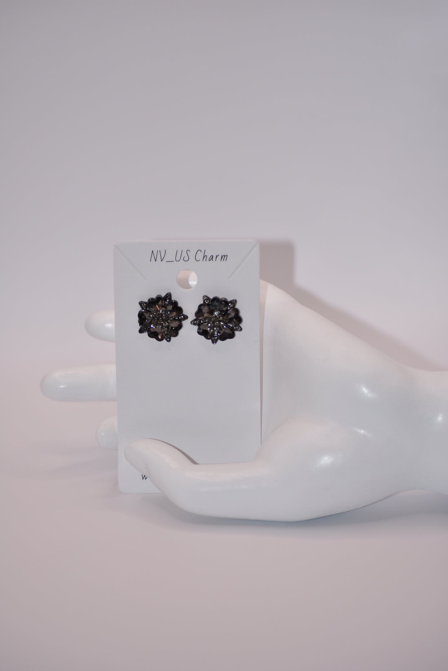 Introduce some crystal magic to your outfit with our Black Collection's post earrings. These gorgeous black crystals are not only super pretty on the ear, but also hypoallergenic for those with sensitive ears. A comfortable and stylish choice for any occasion!