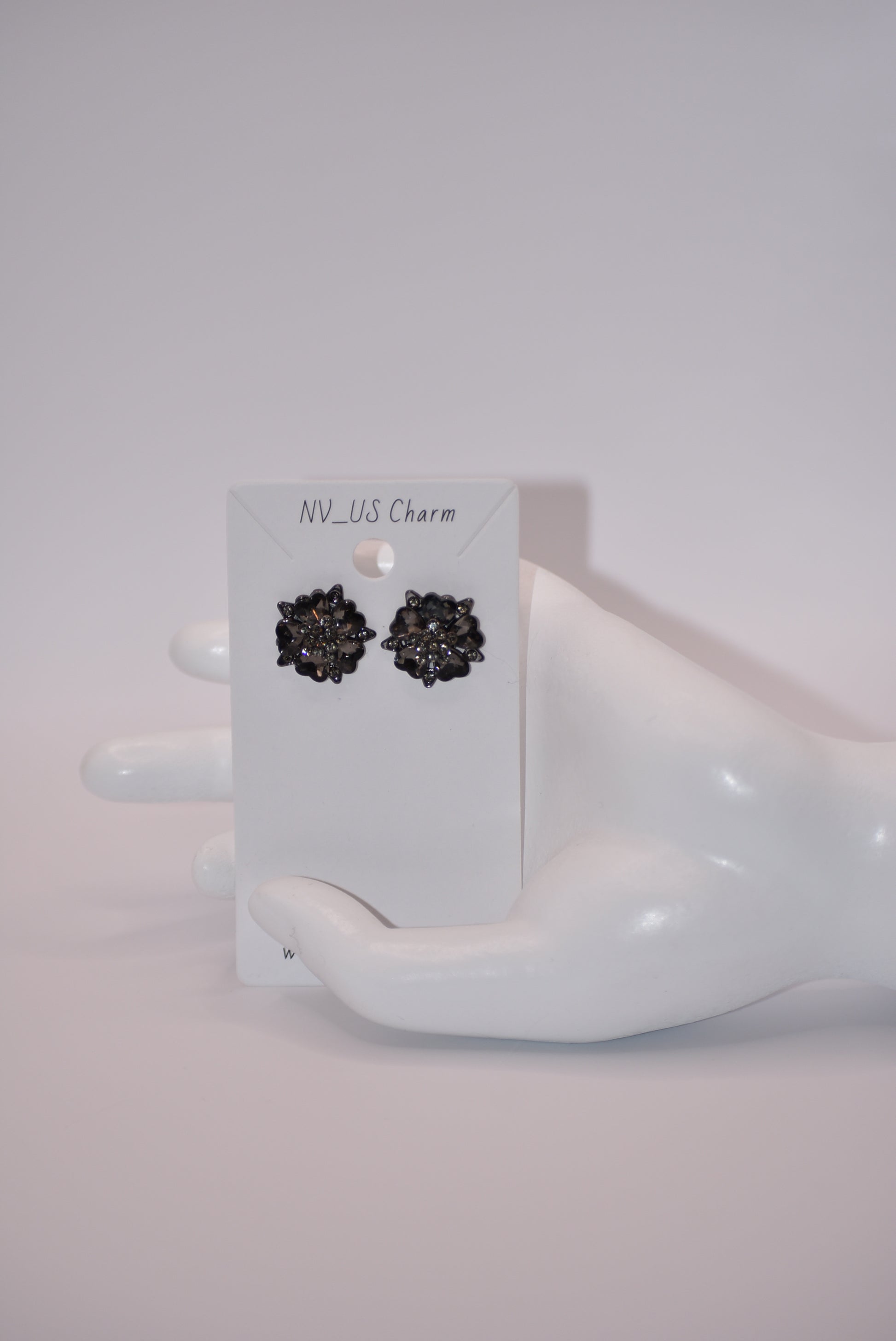 Introduce some crystal magic to your outfit with our Black Collection's post earrings. These gorgeous black crystals are not only super pretty on the ear, but also hypoallergenic for those with sensitive ears. A comfortable and stylish choice for any occasion!