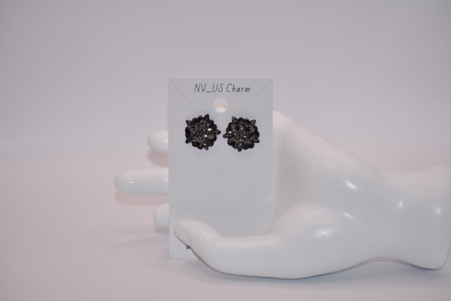 Introduce some crystal magic to your outfit with our Black Collection's post earrings. These gorgeous black crystals are not only super pretty on the ear, but also hypoallergenic for those with sensitive ears. A comfortable and stylish choice for any occasion!