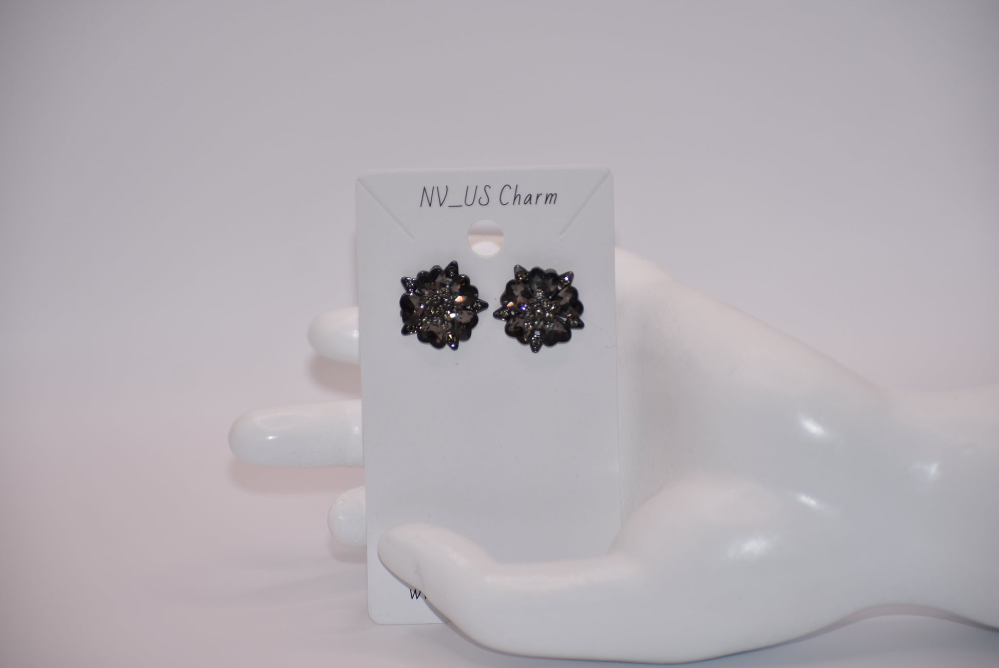 Introduce some crystal magic to your outfit with our Black Collection's post earrings. These gorgeous black crystals are not only super pretty on the ear, but also hypoallergenic for those with sensitive ears. A comfortable and stylish choice for any occasion!