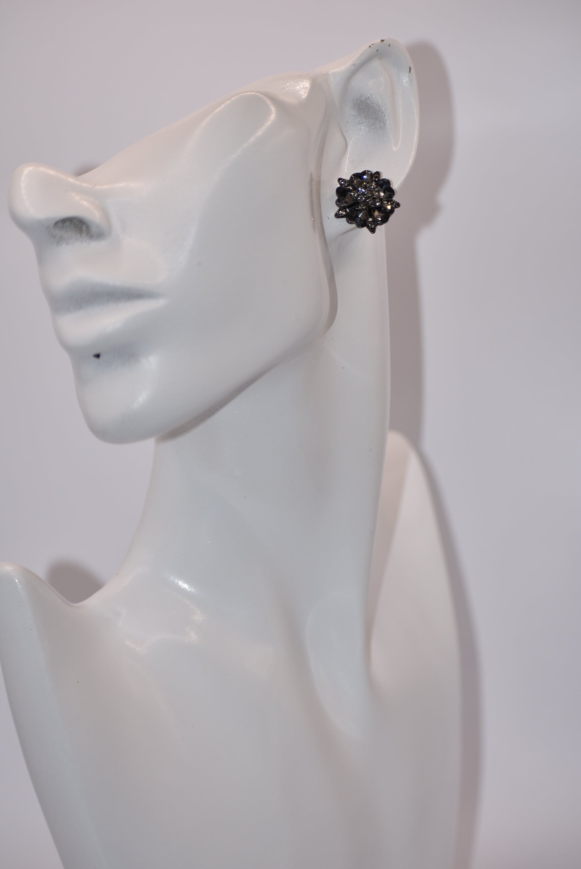 Introduce some crystal magic to your outfit with our Black Collection's post earrings. These gorgeous black crystals are not only super pretty on the ear, but also hypoallergenic for those with sensitive ears. A comfortable and stylish choice for any occasion!