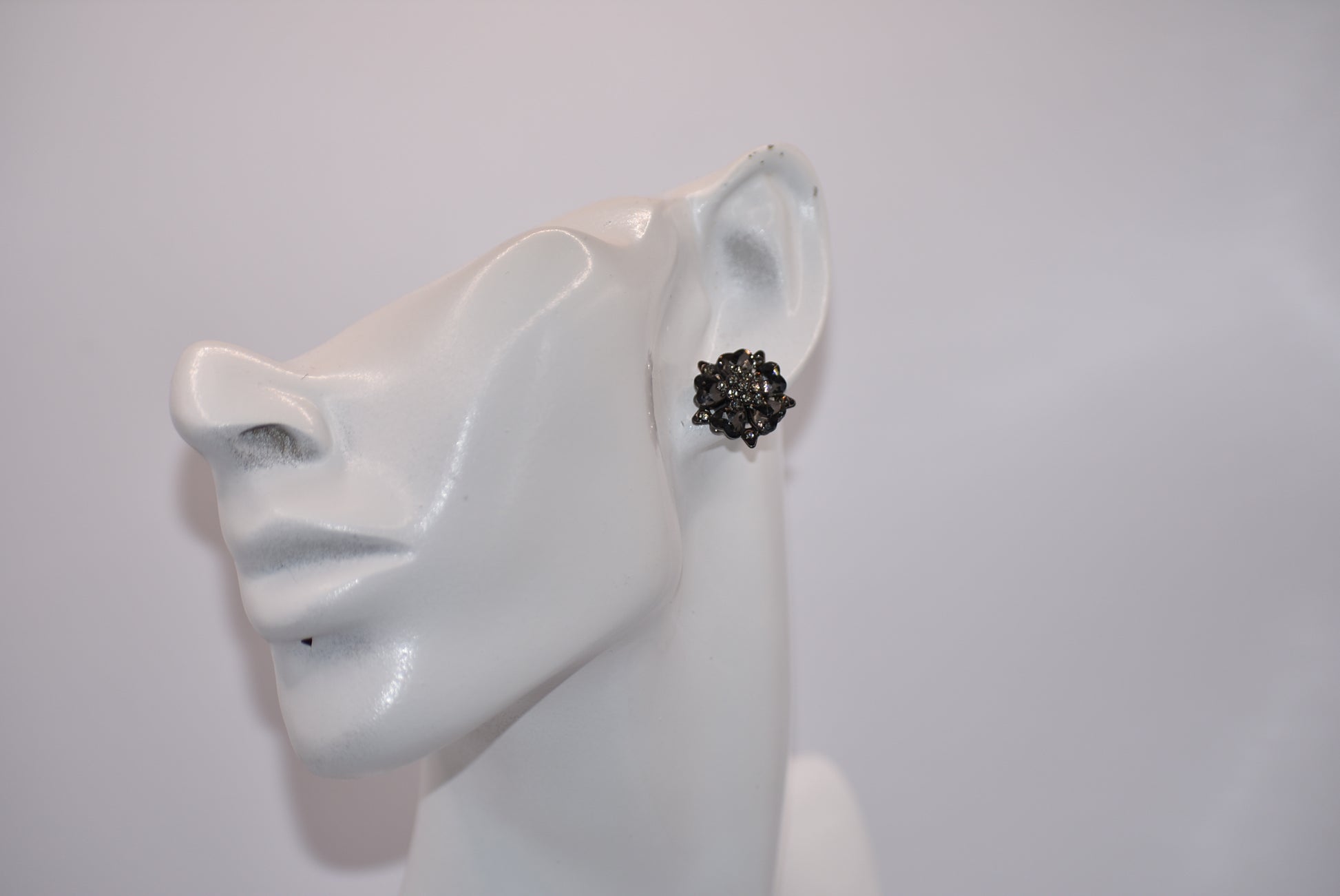 Introduce some crystal magic to your outfit with our Black Collection's post earrings. These gorgeous black crystals are not only super pretty on the ear, but also hypoallergenic for those with sensitive ears. A comfortable and stylish choice for any occasion!