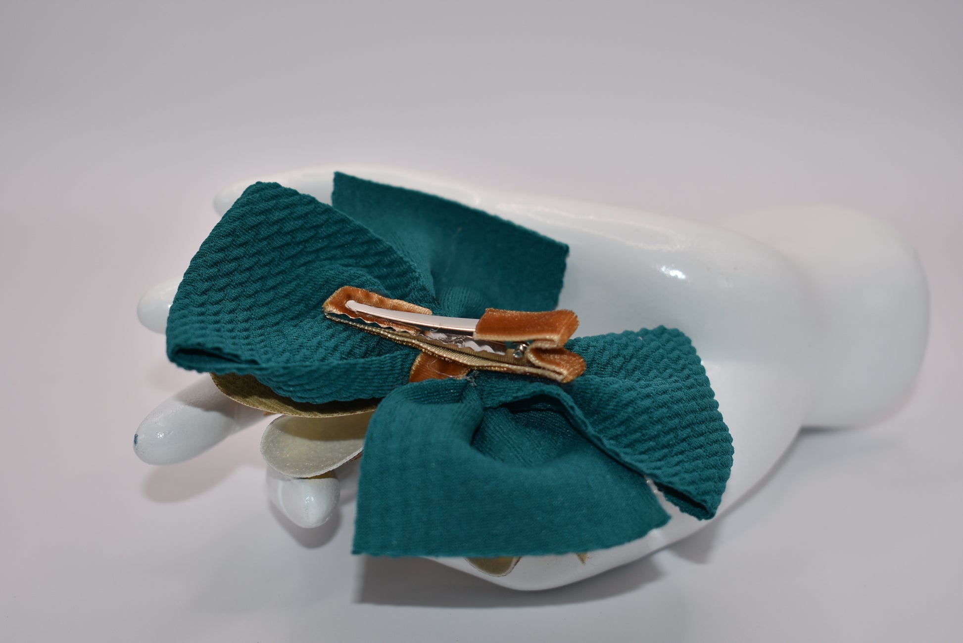 Experience the beauty of fall with Nana's Collection! This Hunter Green bow features a faux leather sunflower motif on top, adding a touch of elegance. The velvet center provides comfort and the alligator clip allows for easy placement. Get ready to turn heads with this stylish accessory!