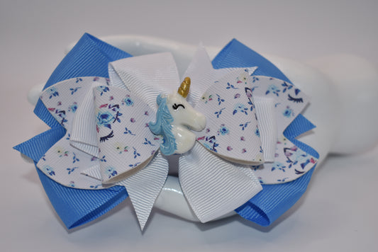 Unleash your little girl's imagination with Nana's Collection! Our Pretty Unicorn motif, made with a mix of blue and white ribbon and luxe faux leather, will have her feeling magical. With this bow, she'll be sure to fall in love with accessorizing (and maybe even unicorns)!