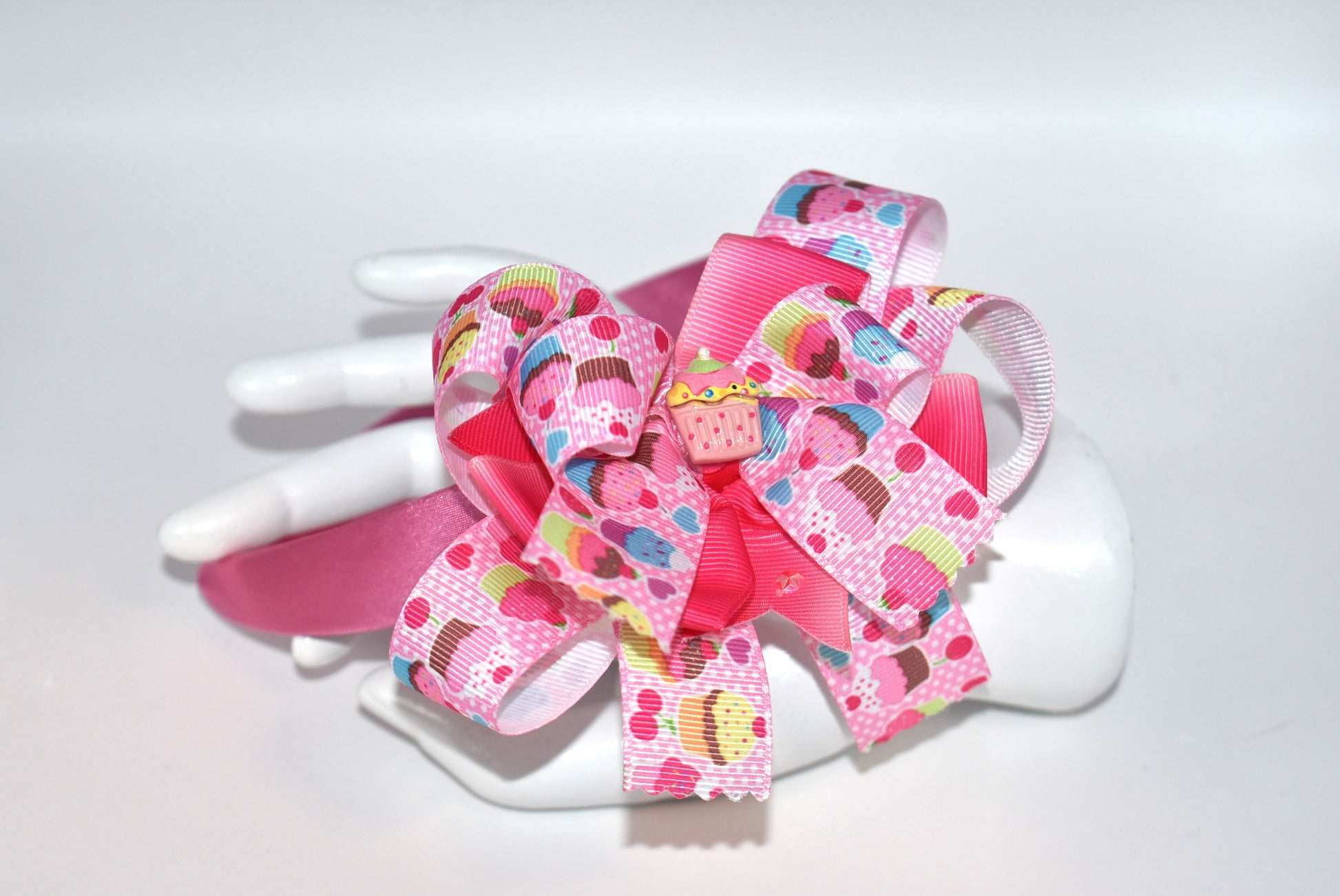 Sweet treat alert! 🧁 This adorable cupcake-themed headband is a must-have for dessert devotees everywhere. Wrapped in silky satin, the 2-inch band sits comfortably all day long without slipping or pinching. Top it off with the charming cupcake accent that adds the perfect finishing touch to any outfit. Whether you're a baker, a candy lover, or just someone who adores all things cute and whimsical, this playful accessory brings a sprinkle of joy to your everyday style. 🎀✨