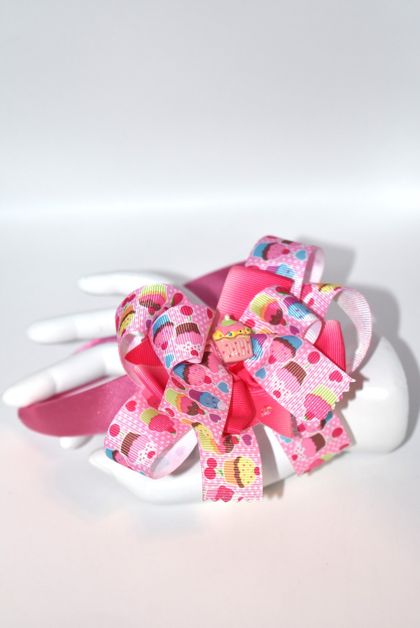 Sweet treat alert! 🧁 This adorable cupcake-themed headband is a must-have for dessert devotees everywhere. Wrapped in silky satin, the 2-inch band sits comfortably all day long without slipping or pinching. Top it off with the charming cupcake accent that adds the perfect finishing touch to any outfit. Whether you're a baker, a candy lover, or just someone who adores all things cute and whimsical, this playful accessory brings a sprinkle of joy to your everyday style. 🎀✨