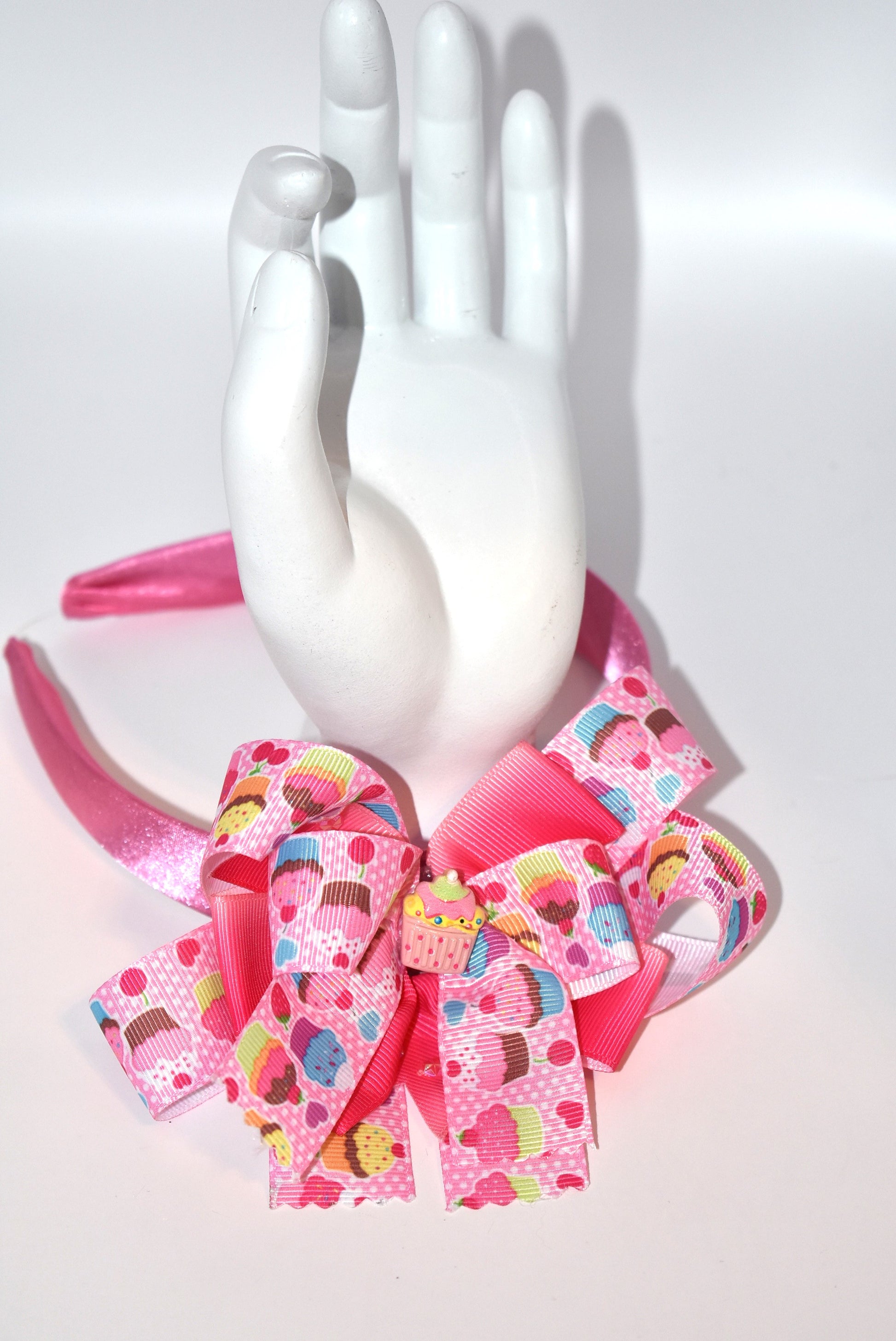 Sweet treat alert! 🧁 This adorable cupcake-themed headband is a must-have for dessert devotees everywhere. Wrapped in silky satin, the 2-inch band sits comfortably all day long without slipping or pinching. Top it off with the charming cupcake accent that adds the perfect finishing touch to any outfit. Whether you're a baker, a candy lover, or just someone who adores all things cute and whimsical, this playful accessory brings a sprinkle of joy to your everyday style. 🎀✨