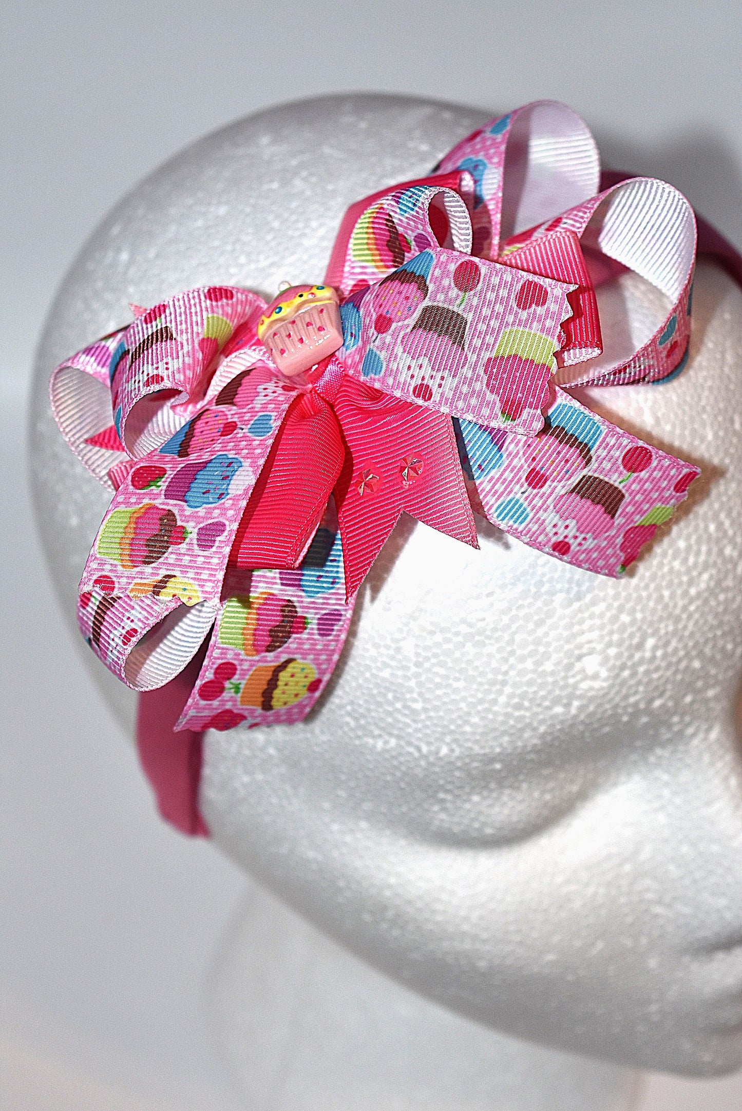 Sweet treat alert! 🧁 This adorable cupcake-themed headband is a must-have for dessert devotees everywhere. Wrapped in silky satin, the 2-inch band sits comfortably all day long without slipping or pinching. Top it off with the charming cupcake accent that adds the perfect finishing touch to any outfit. Whether you're a baker, a candy lover, or just someone who adores all things cute and whimsical, this playful accessory brings a sprinkle of joy to your everyday style. 🎀✨