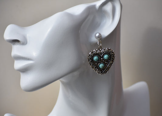 Dazzle in these Western Collection pearl post earrings! Add a bit of glam to any look with the heart-shaped silver and turquoise charm, perfect for any occasion dressed up or down. Slightly heavy, but don't worry - it's definitely worth it!