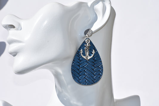 These Ahoy Mate! Key West earrings put a spunky spin on "land lubbers" fashion! Step up your accessory game with this silver sparkly pair, featuring a playful basketweave teardrop and a chic-cool silver anchor. Ready for a fun an adventure? 🤩 Hypoallergenic and gentle on sensitive ears. So anchor’s away! ⚓️