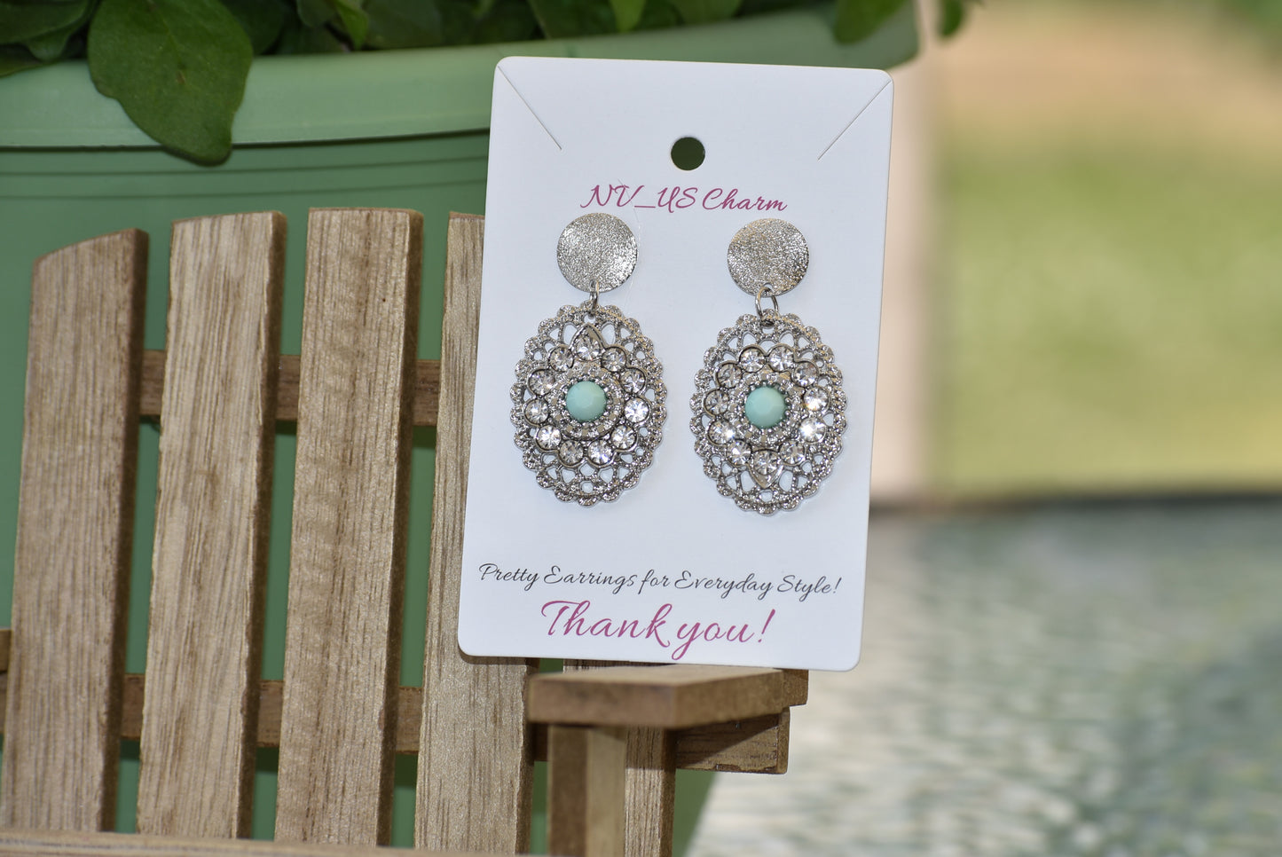 The Wedding Collection 16 is perfect for the modern bride with its exquisite silver posts and beautiful sparkly silver crystals. Its elegant mint green bead provides a sophisticated and timeless finishing touch.