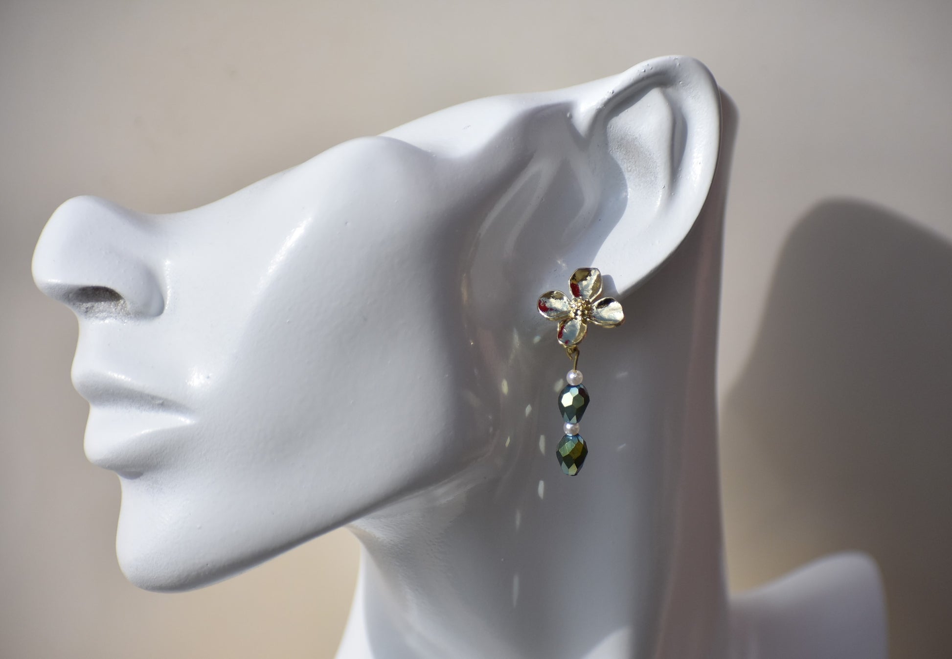 The Green Collection 2 earrings feature an eye-catching combination of precious crystals and pearls. Crafted from gold-flowered posts, the earrings are lightweight and comfortable for all-day wear, making them ideal for any special occasion.