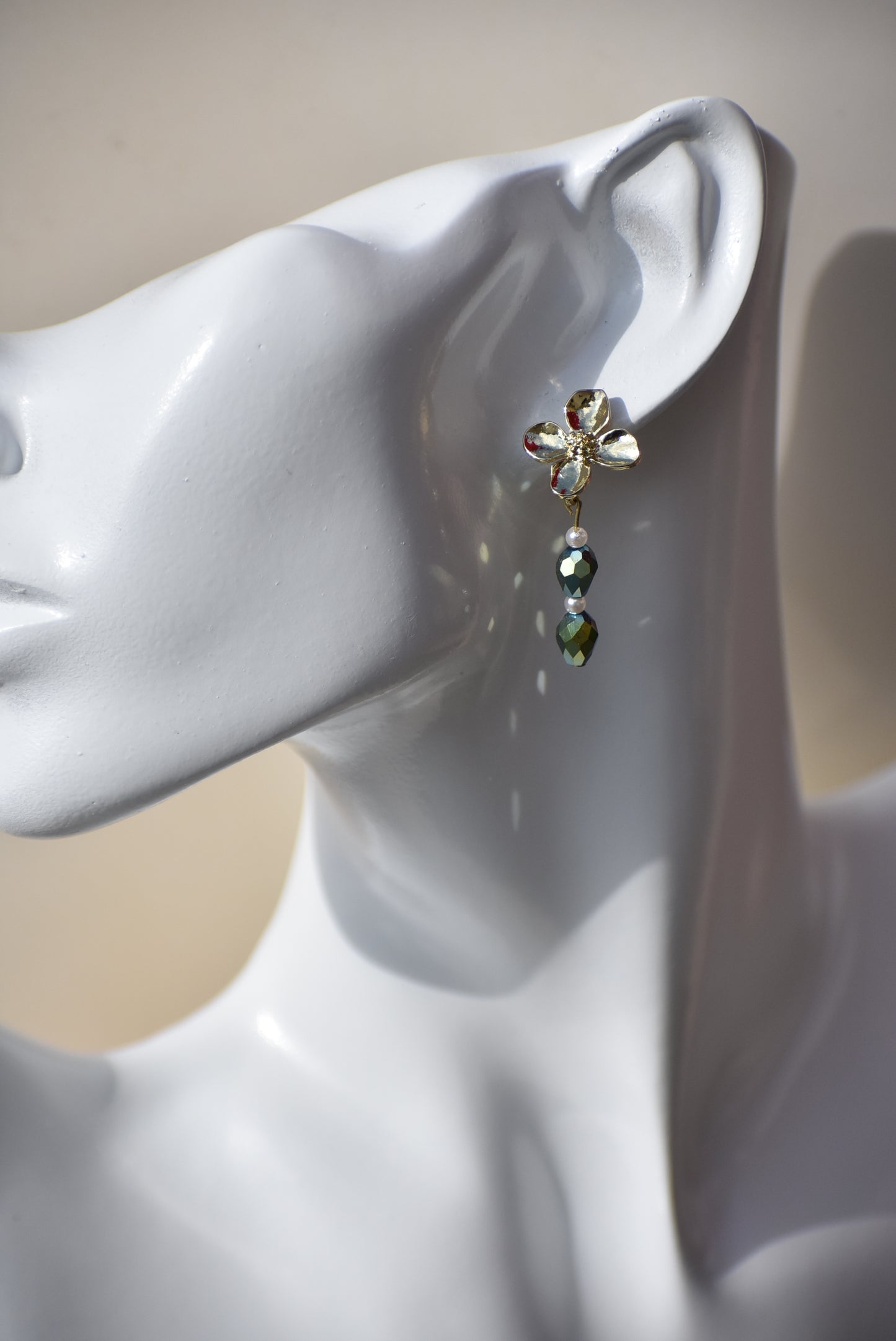 The Green Collection 2 earrings feature an eye-catching combination of precious crystals and pearls. Crafted from gold-flowered posts, the earrings are lightweight and comfortable for all-day wear, making them ideal for any special occasion.