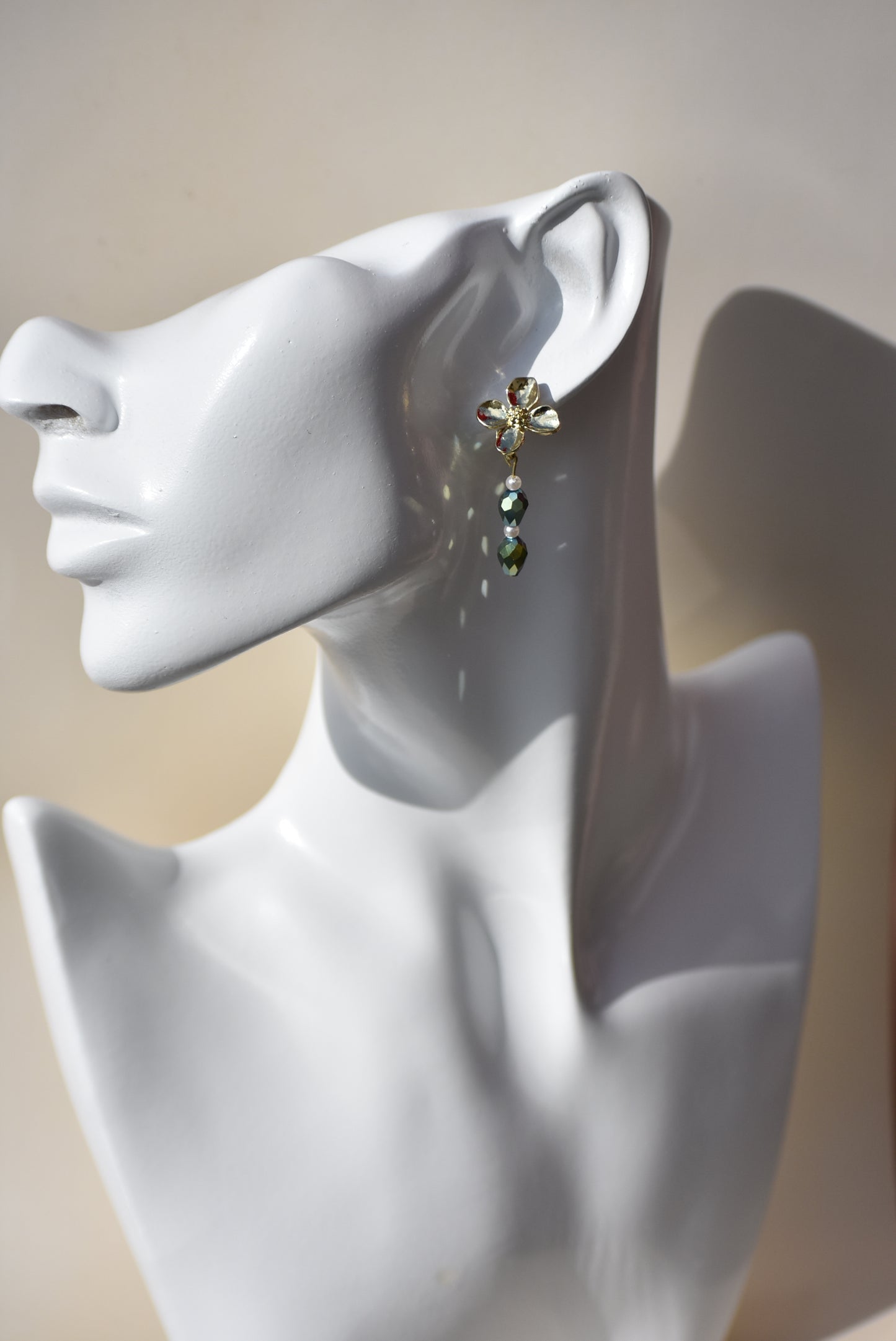 The Green Collection 2 earrings feature an eye-catching combination of precious crystals and pearls. Crafted from gold-flowered posts, the earrings are lightweight and comfortable for all-day wear, making them ideal for any special occasion.