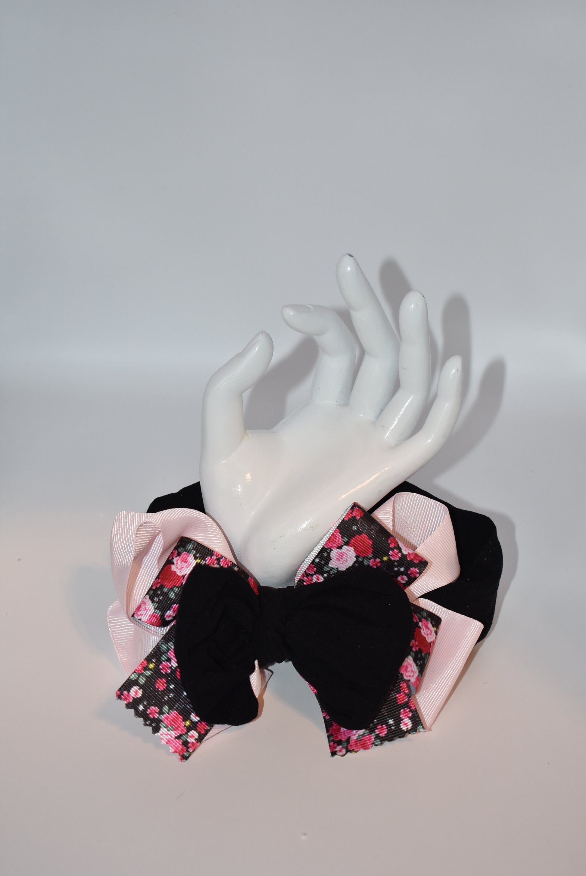 Add a splash of charm with this soft black and pink nylon headband featuring a lovely flower motif ribbon at the center 🌸. Its layered design brings extra beauty and fun, perfect for all ages! A unique, one-of-a-kind accessory to brighten up any outfit 🎀✨.